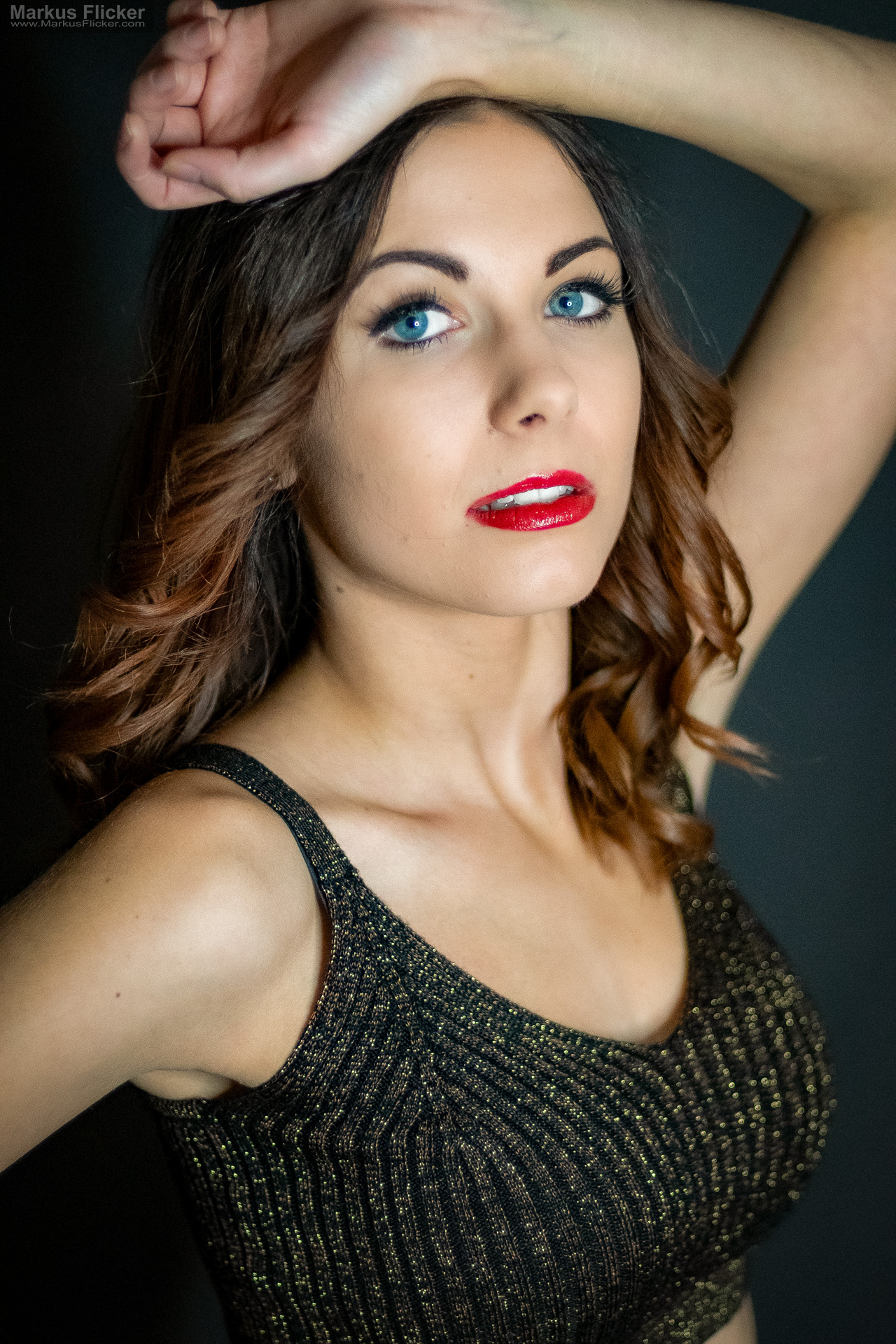 Glamour Portrait Fotoshooting im Studio: Einfaches Licht, starkes Make-up und freie Bewegung Glamour Portrait Fotoshooting im Studio: Einfaches Licht, starkes Make-up und freie Bewegung