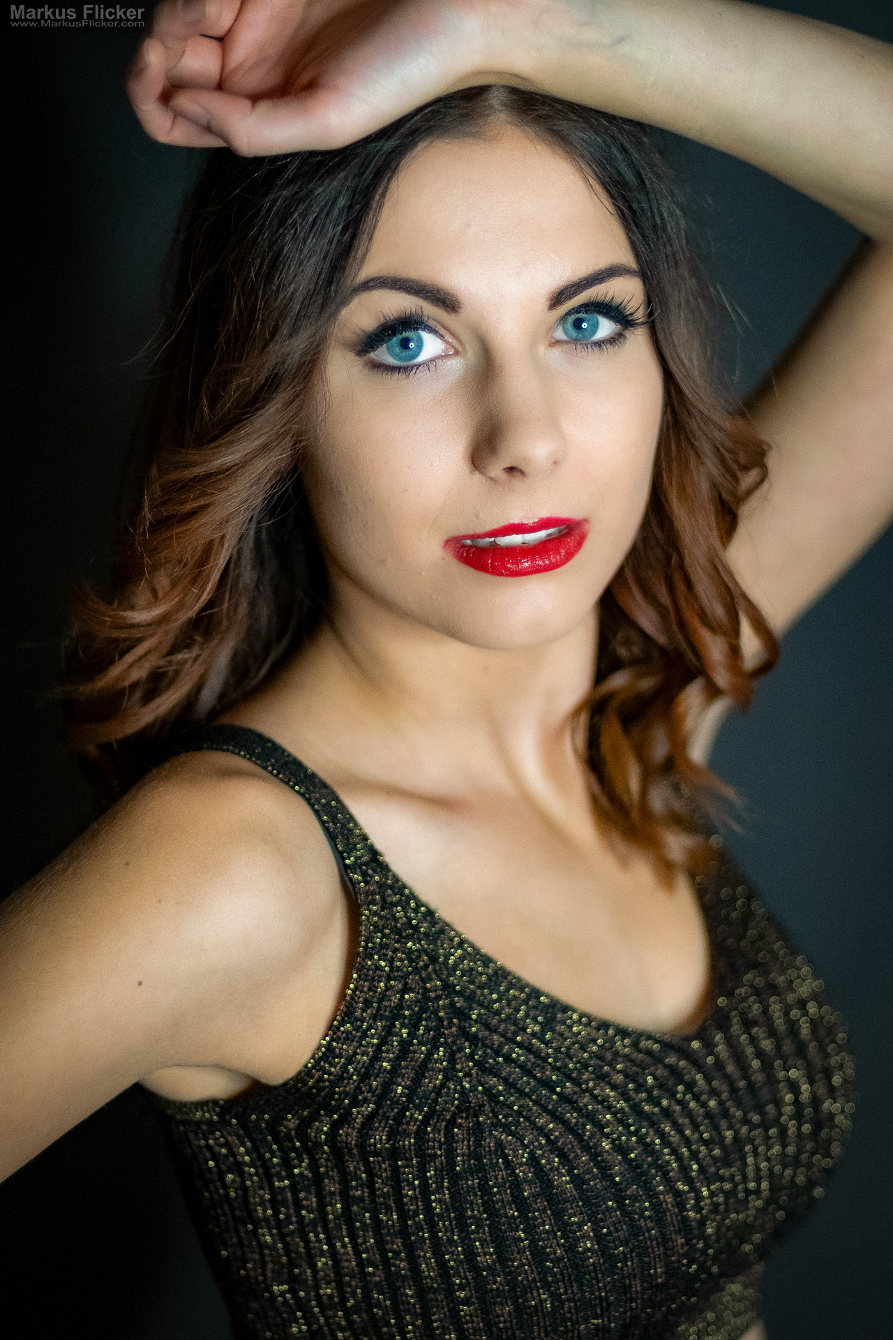 Glamour Portrait Fotoshooting im Studio: Einfaches Licht, starkes Make-up und freie Bewegung Glamour Portrait Fotoshooting im Studio: Einfaches Licht, starkes Make-up und freie Bewegung