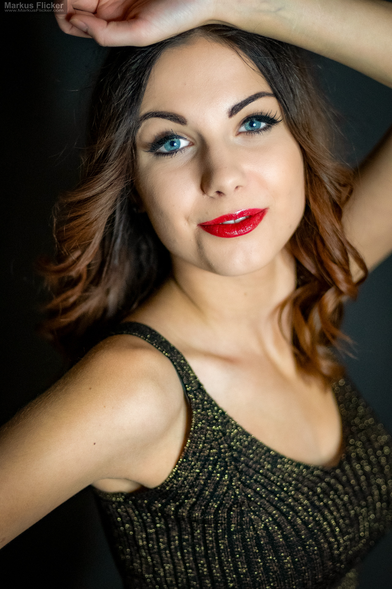Glamour Portrait Fotoshooting im Studio: Einfaches Licht, starkes Make-up und freie Bewegung Glamour Portrait Fotoshooting im Studio: Einfaches Licht, starkes Make-up und freie Bewegung