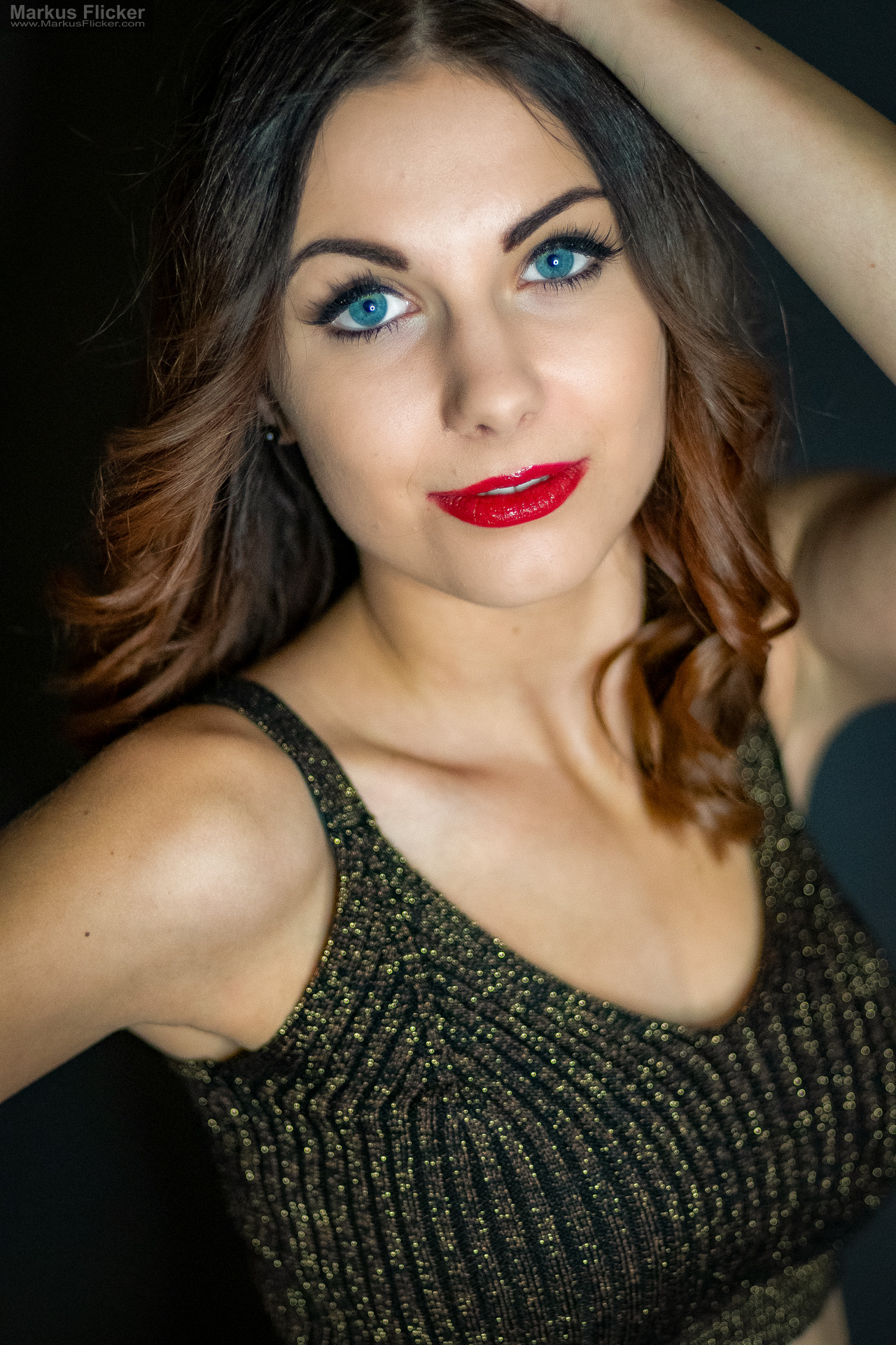 Glamour Portrait Fotoshooting im Studio: Einfaches Licht, starkes Make-up und freie Bewegung Glamour Portrait Fotoshooting im Studio: Einfaches Licht, starkes Make-up und freie Bewegung