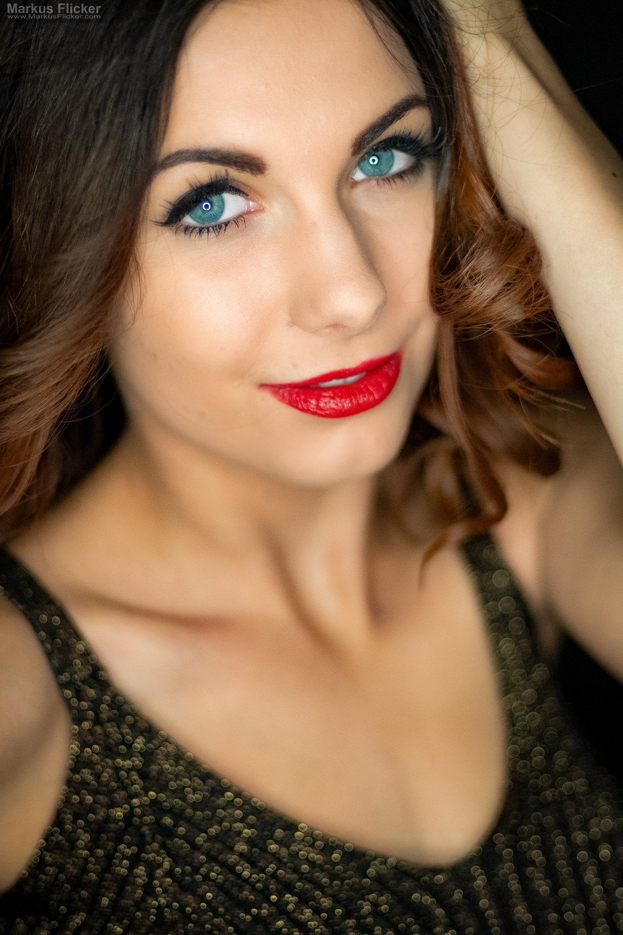 Glamour Portrait Fotoshooting im Studio: Einfaches Licht, starkes Make-up und freie Bewegung Glamour Portrait Fotoshooting im Studio: Einfaches Licht, starkes Make-up und freie Bewegung