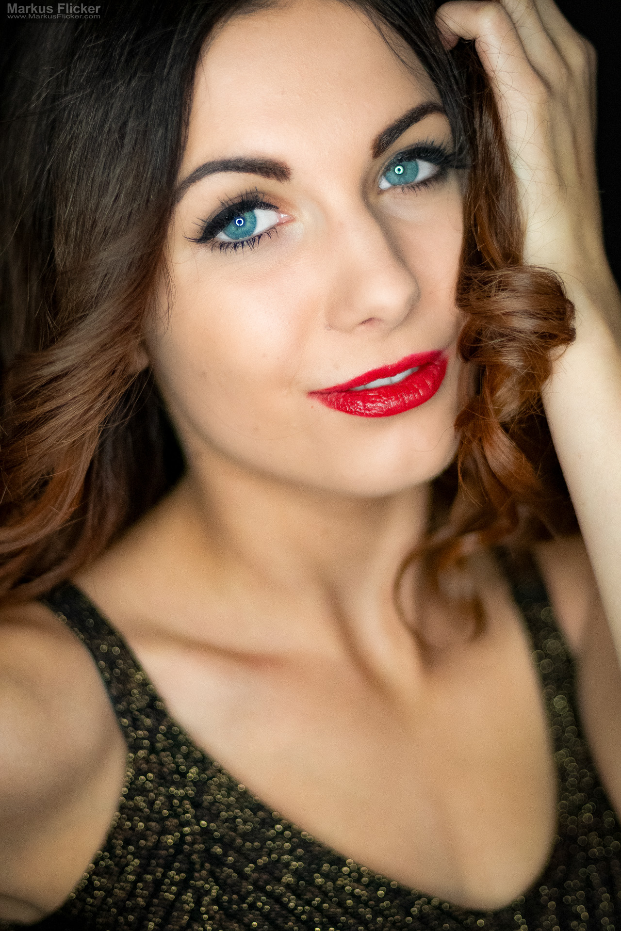 Glamour Portrait Fotoshooting im Studio: Einfaches Licht, starkes Make-up und freie Bewegung Glamour Portrait Fotoshooting im Studio: Einfaches Licht, starkes Make-up und freie Bewegung
