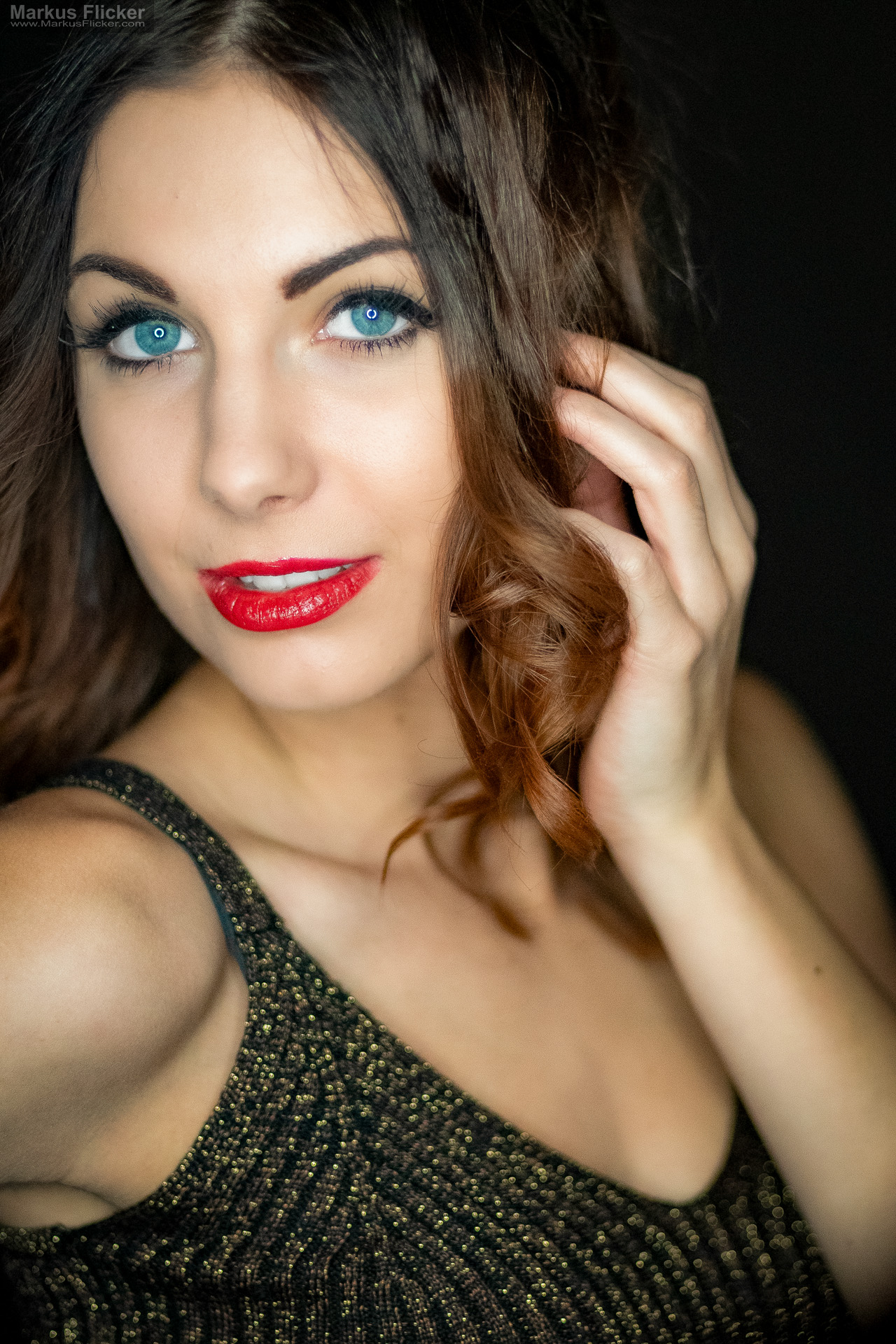 Glamour Portrait Fotoshooting im Studio: Einfaches Licht, starkes Make-up und freie Bewegung Glamour Portrait Fotoshooting im Studio: Einfaches Licht, starkes Make-up und freie Bewegung