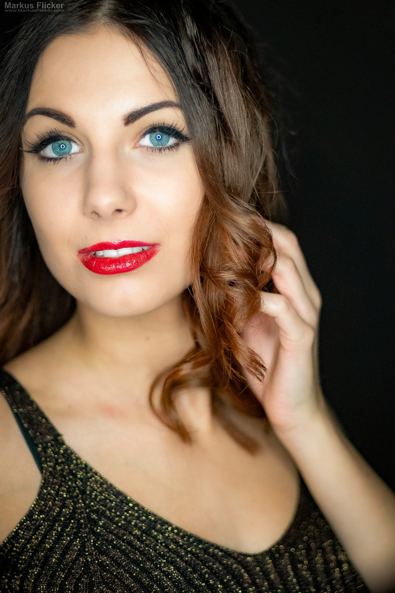 Glamour Portrait Fotoshooting im Studio: Einfaches Licht, starkes Make-up und freie Bewegung Glamour Portrait Fotoshooting im Studio: Einfaches Licht, starkes Make-up und freie Bewegung