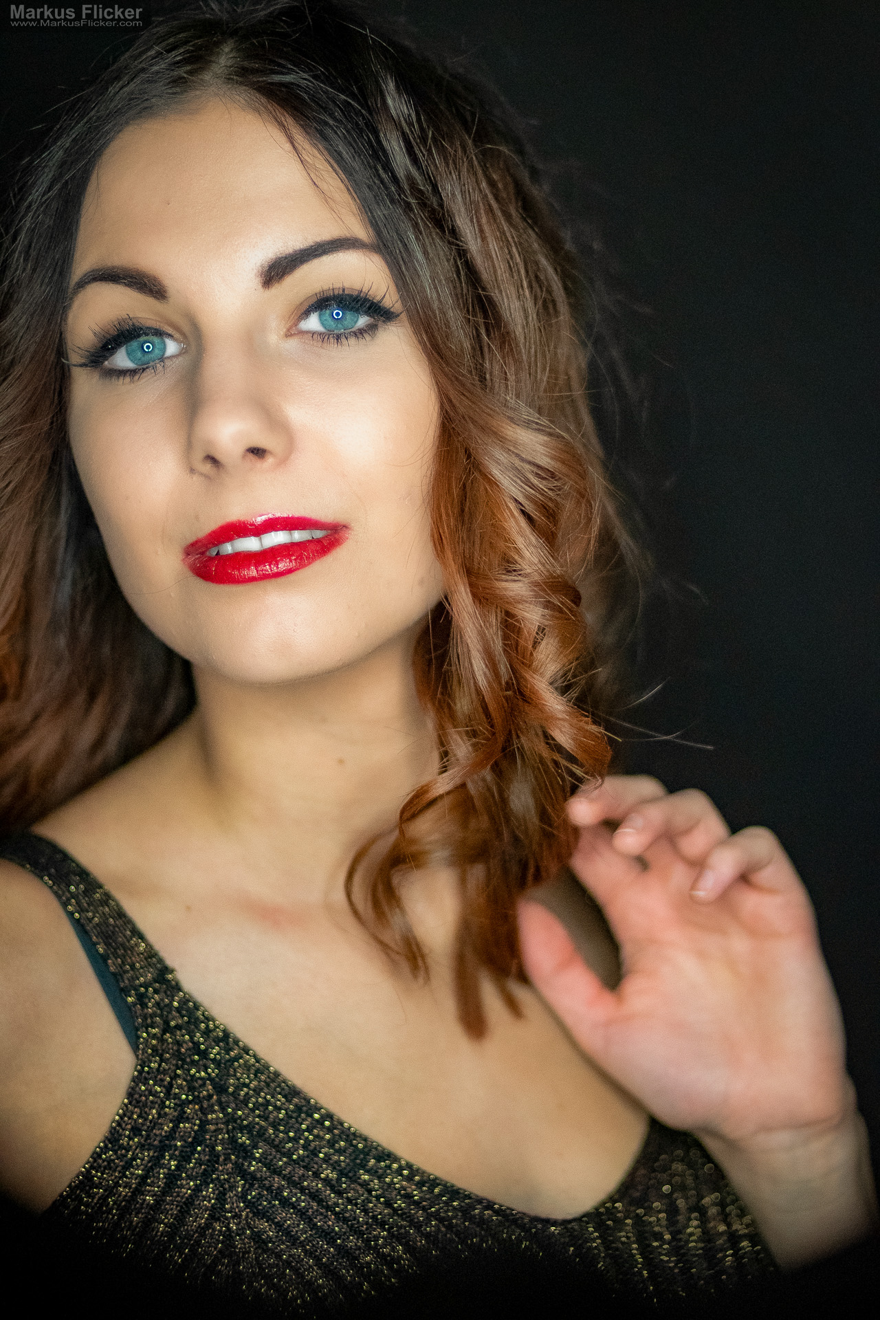 Glamour Portrait Fotoshooting im Studio: Einfaches Licht, starkes Make-up und freie Bewegung Glamour Portrait Fotoshooting im Studio: Einfaches Licht, starkes Make-up und freie Bewegung