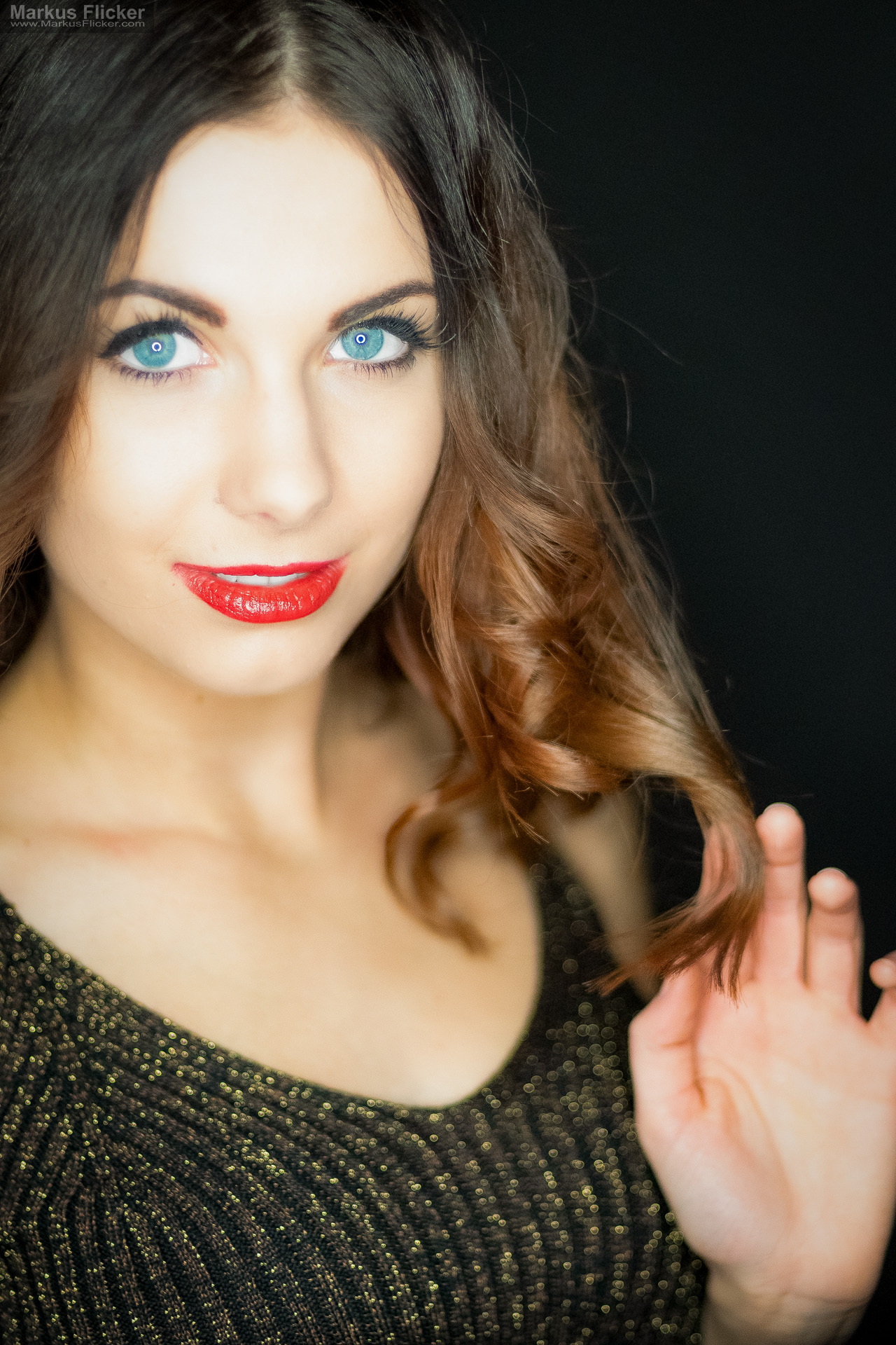 Glamour Portrait Fotoshooting im Studio: Einfaches Licht, starkes Make-up und freie Bewegung Glamour Portrait Fotoshooting im Studio: Einfaches Licht, starkes Make-up und freie Bewegung