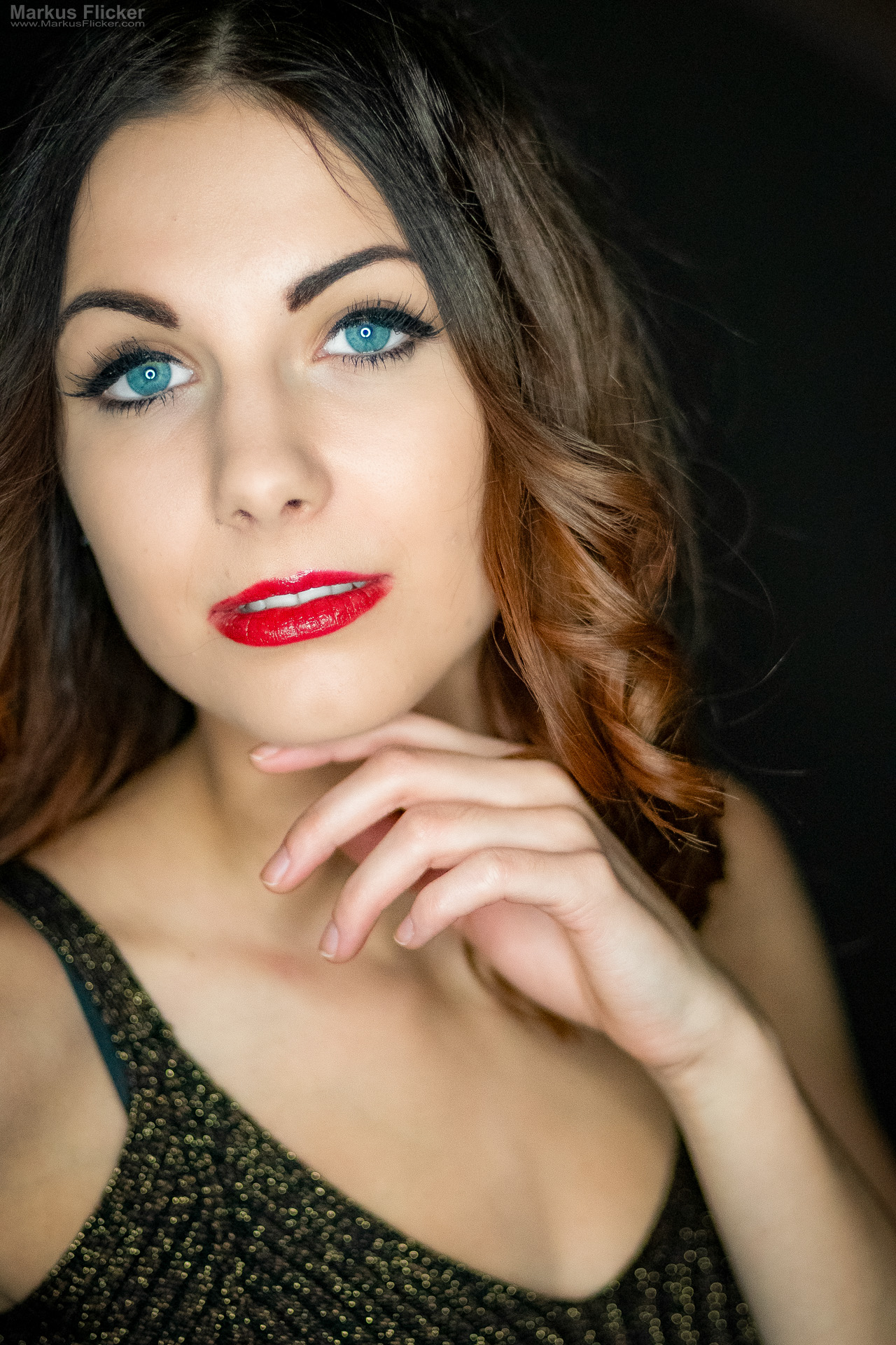 Glamour Portrait Fotoshooting im Studio: Einfaches Licht, starkes Make-up und freie Bewegung Glamour Portrait Fotoshooting im Studio: Einfaches Licht, starkes Make-up und freie Bewegung