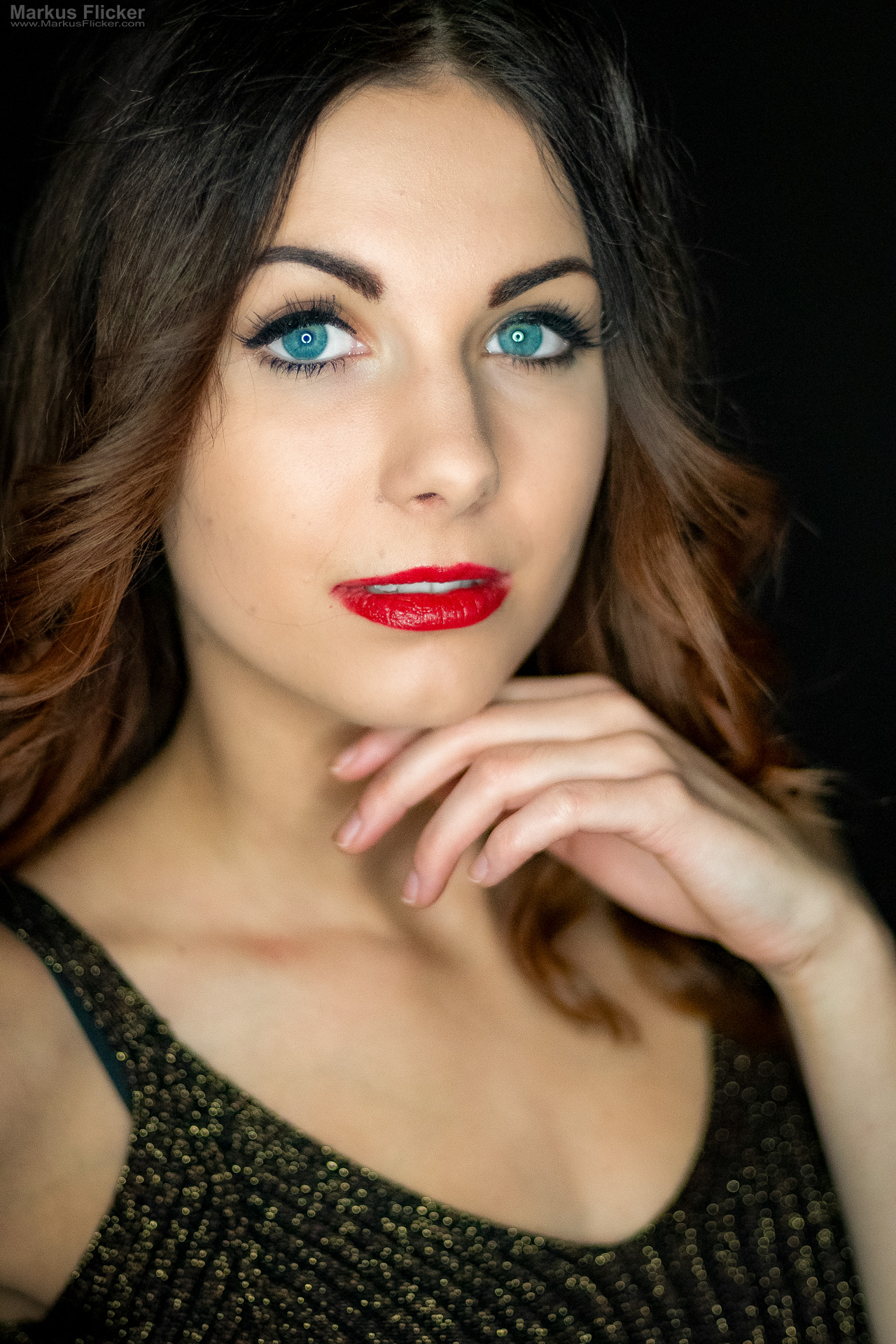 Glamour Portrait Fotoshooting im Studio: Einfaches Licht, starkes Make-up und freie Bewegung Glamour Portrait Fotoshooting im Studio: Einfaches Licht, starkes Make-up und freie Bewegung