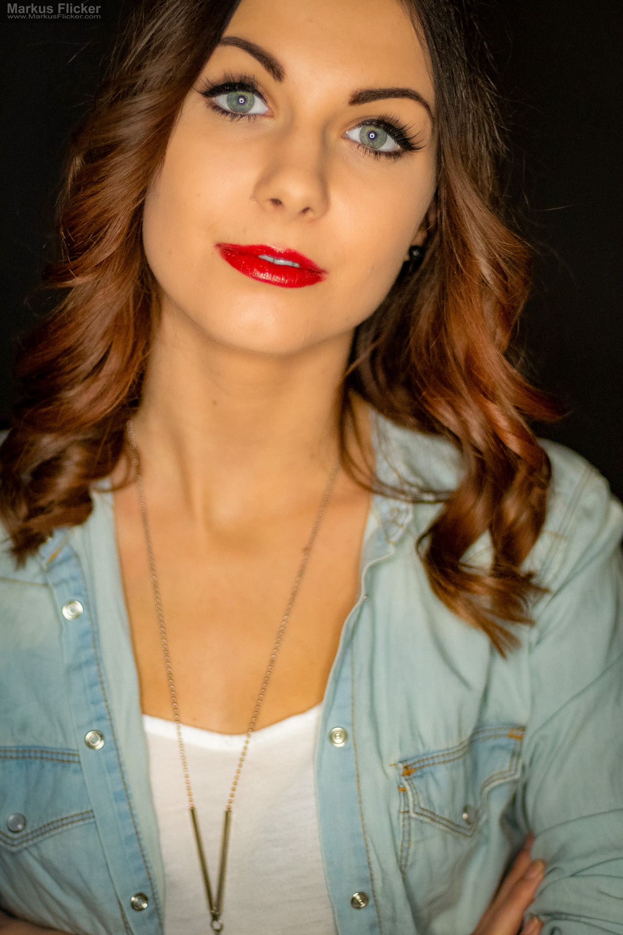 Beauty Portrait Fotoshooting im Studio: Jeansjacke, roter Lippenstift und ausdrucksstarke Posen Beauty Portrait Fotoshooting im Studio: Jeansjacke, roter Lippenstift und ausdrucksstarke Posen