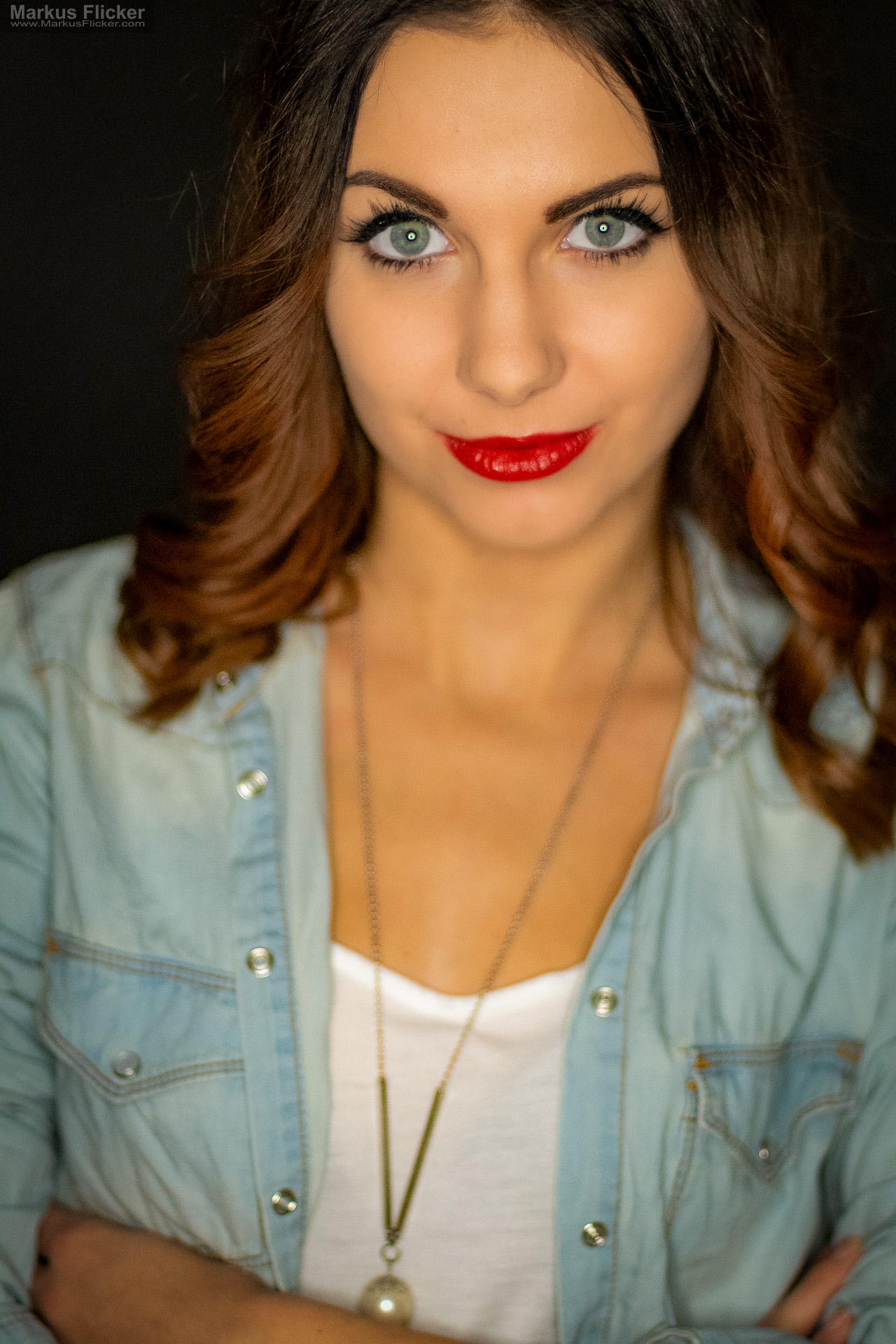 Beauty Portrait Fotoshooting im Studio: Jeansjacke, roter Lippenstift und ausdrucksstarke Posen Beauty Portrait Fotoshooting im Studio: Jeansjacke, roter Lippenstift und ausdrucksstarke Posen