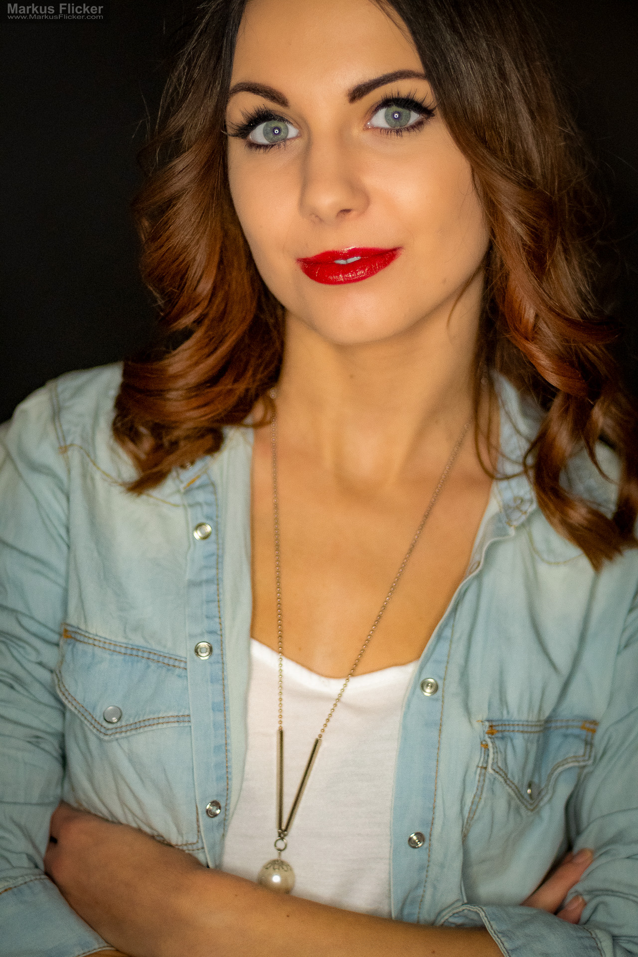 Beauty Portrait Fotoshooting im Studio: Jeansjacke, roter Lippenstift und ausdrucksstarke Posen Beauty Portrait Fotoshooting im Studio: Jeansjacke, roter Lippenstift und ausdrucksstarke Posen