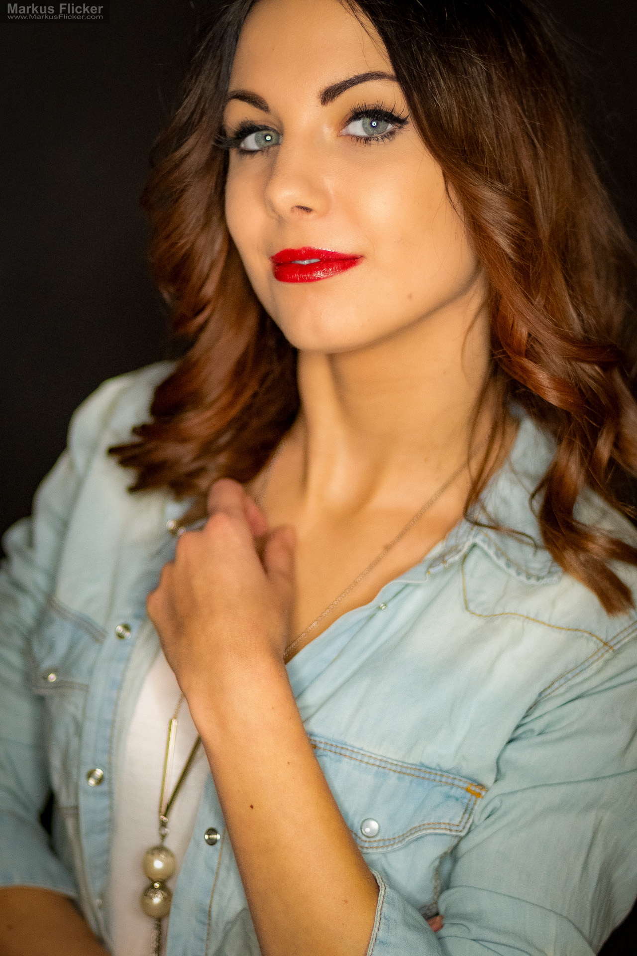 Beauty Portrait Fotoshooting im Studio: Jeansjacke, roter Lippenstift und ausdrucksstarke Posen Beauty Portrait Fotoshooting im Studio: Jeansjacke, roter Lippenstift und ausdrucksstarke Posen