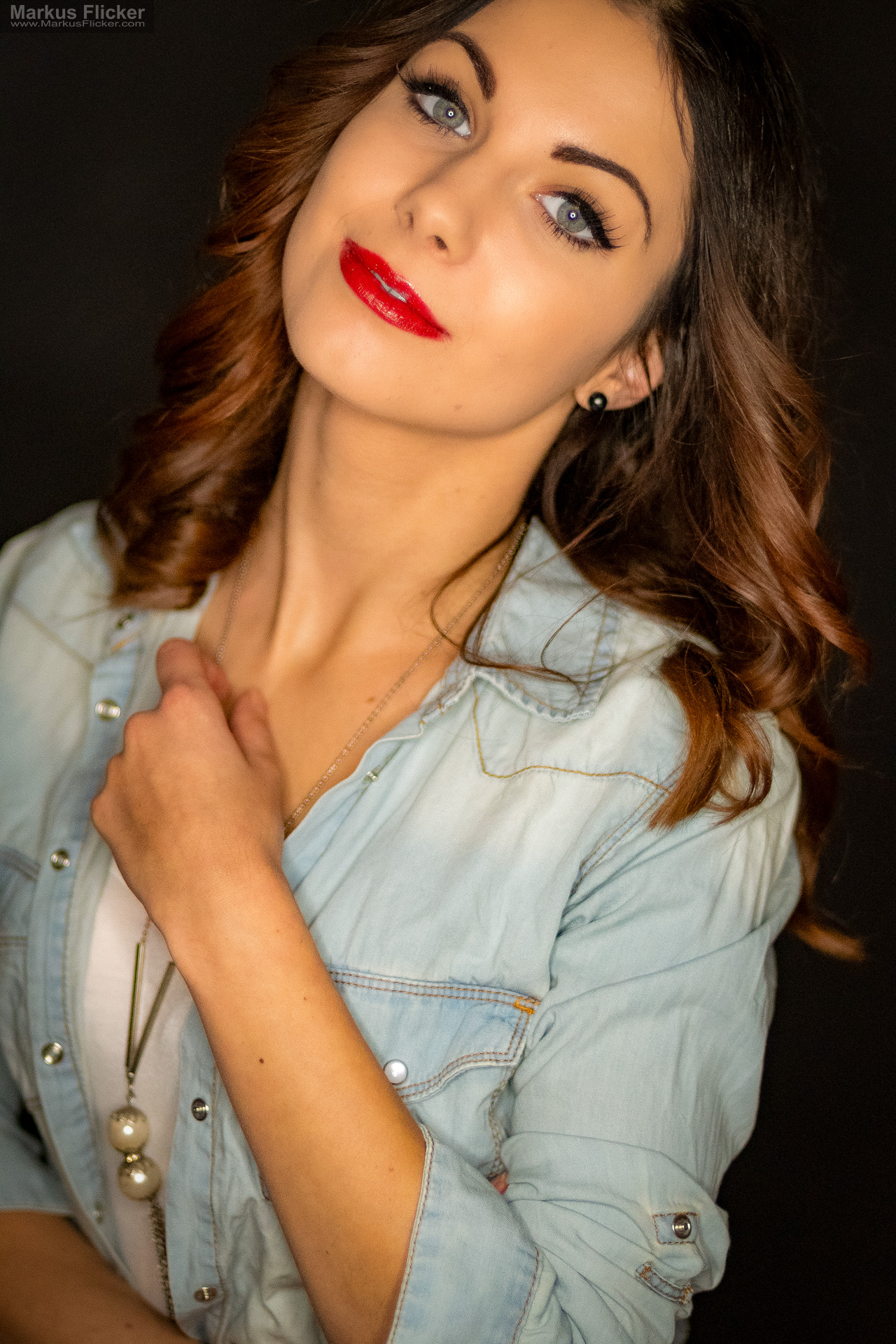 Beauty Portrait Fotoshooting im Studio: Jeansjacke, roter Lippenstift und ausdrucksstarke Posen Beauty Portrait Fotoshooting im Studio: Jeansjacke, roter Lippenstift und ausdrucksstarke Posen