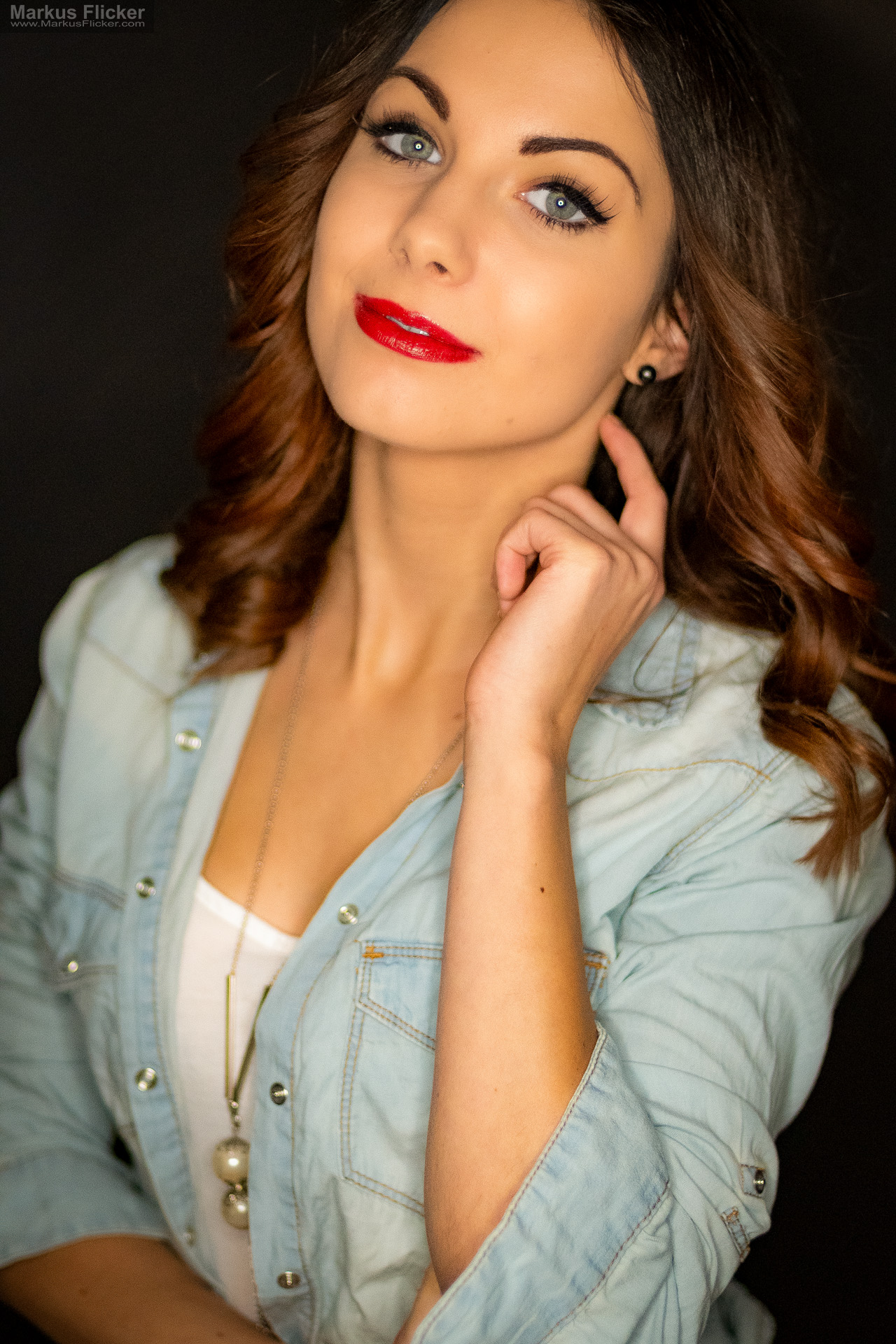 Beauty Portrait Fotoshooting im Studio: Jeansjacke, roter Lippenstift und ausdrucksstarke Posen Beauty Portrait Fotoshooting im Studio: Jeansjacke, roter Lippenstift und ausdrucksstarke Posen