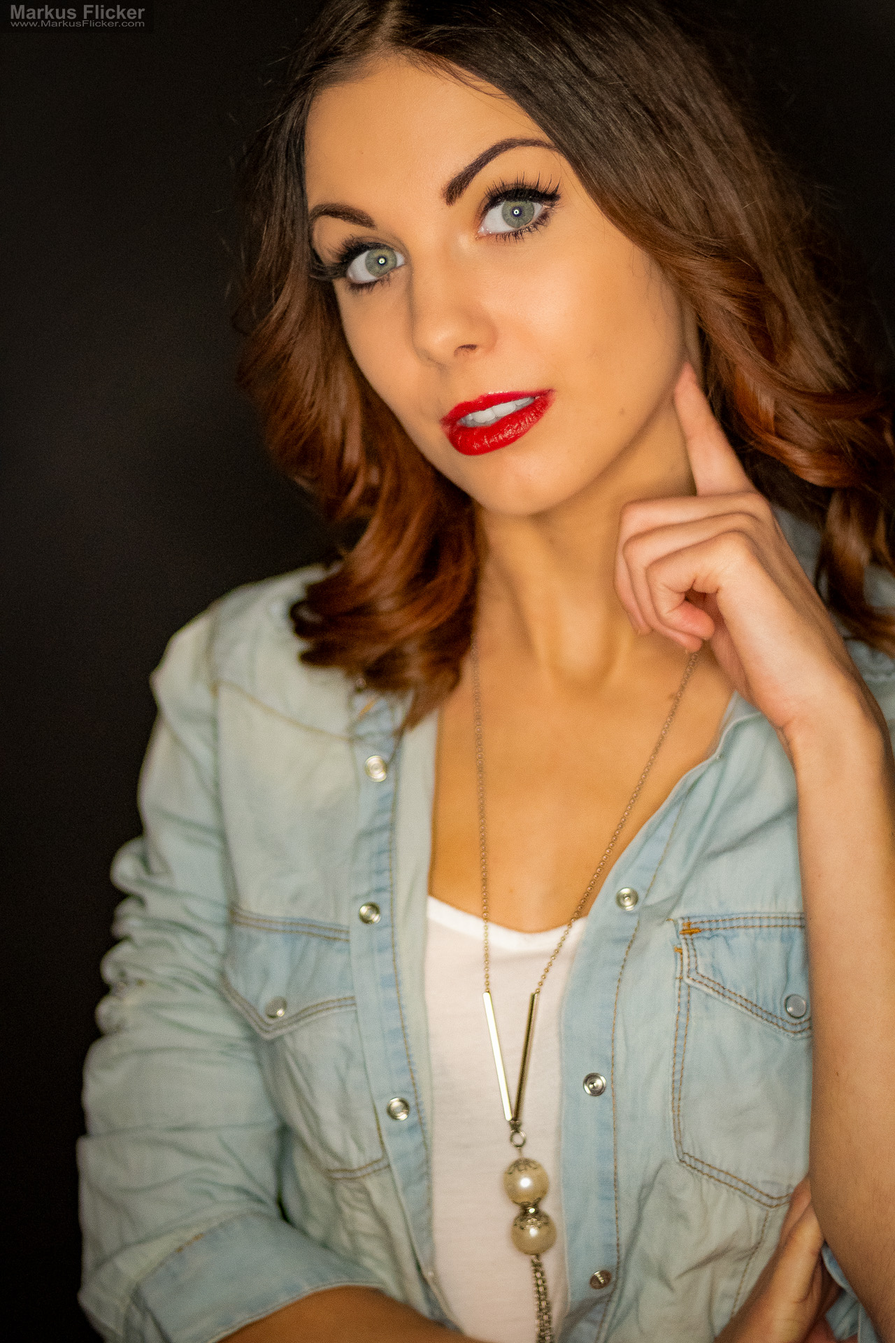Beauty Portrait Fotoshooting im Studio: Jeansjacke, roter Lippenstift und ausdrucksstarke Posen Beauty Portrait Fotoshooting im Studio: Jeansjacke, roter Lippenstift und ausdrucksstarke Posen