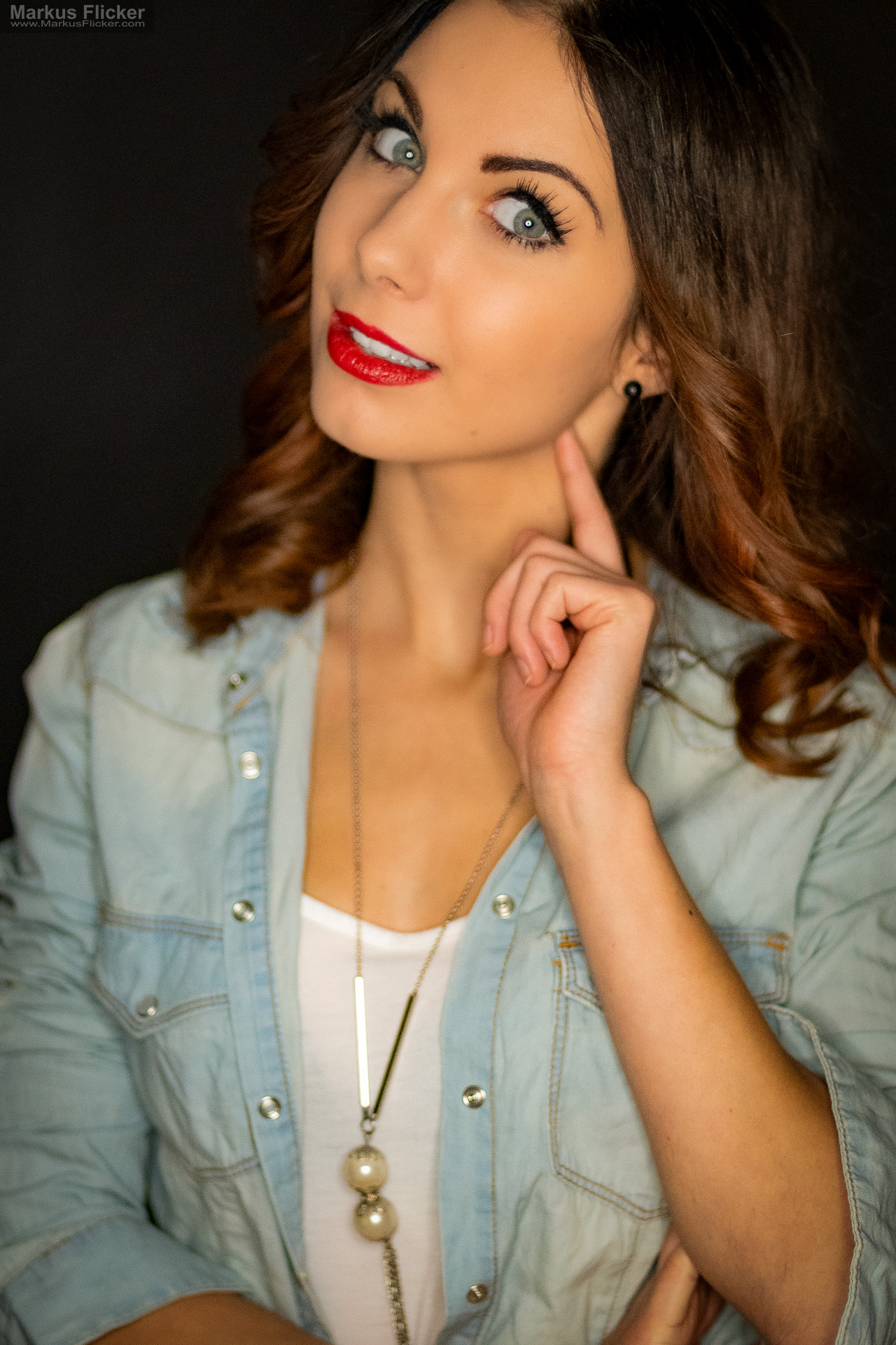 Beauty Portrait Fotoshooting im Studio: Jeansjacke, roter Lippenstift und ausdrucksstarke Posen Beauty Portrait Fotoshooting im Studio: Jeansjacke, roter Lippenstift und ausdrucksstarke Posen