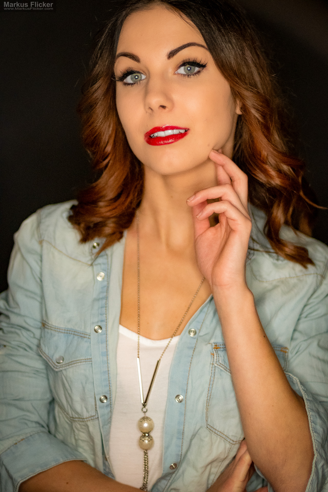 Beauty Portrait Fotoshooting im Studio: Jeansjacke, roter Lippenstift und ausdrucksstarke Posen Beauty Portrait Fotoshooting im Studio: Jeansjacke, roter Lippenstift und ausdrucksstarke Posen