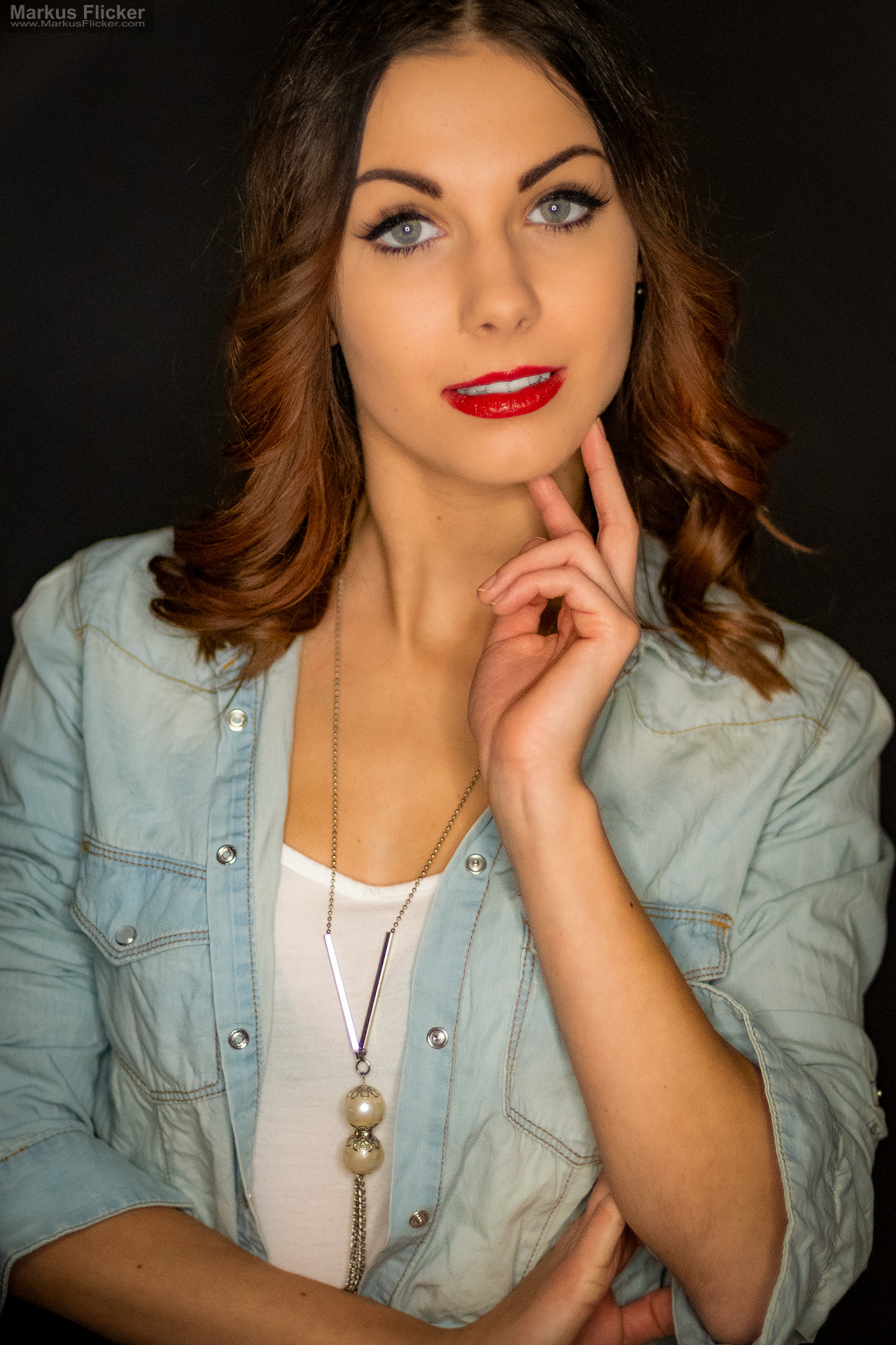 Beauty Portrait Fotoshooting im Studio: Jeansjacke, roter Lippenstift und ausdrucksstarke Posen Beauty Portrait Fotoshooting im Studio: Jeansjacke, roter Lippenstift und ausdrucksstarke Posen
