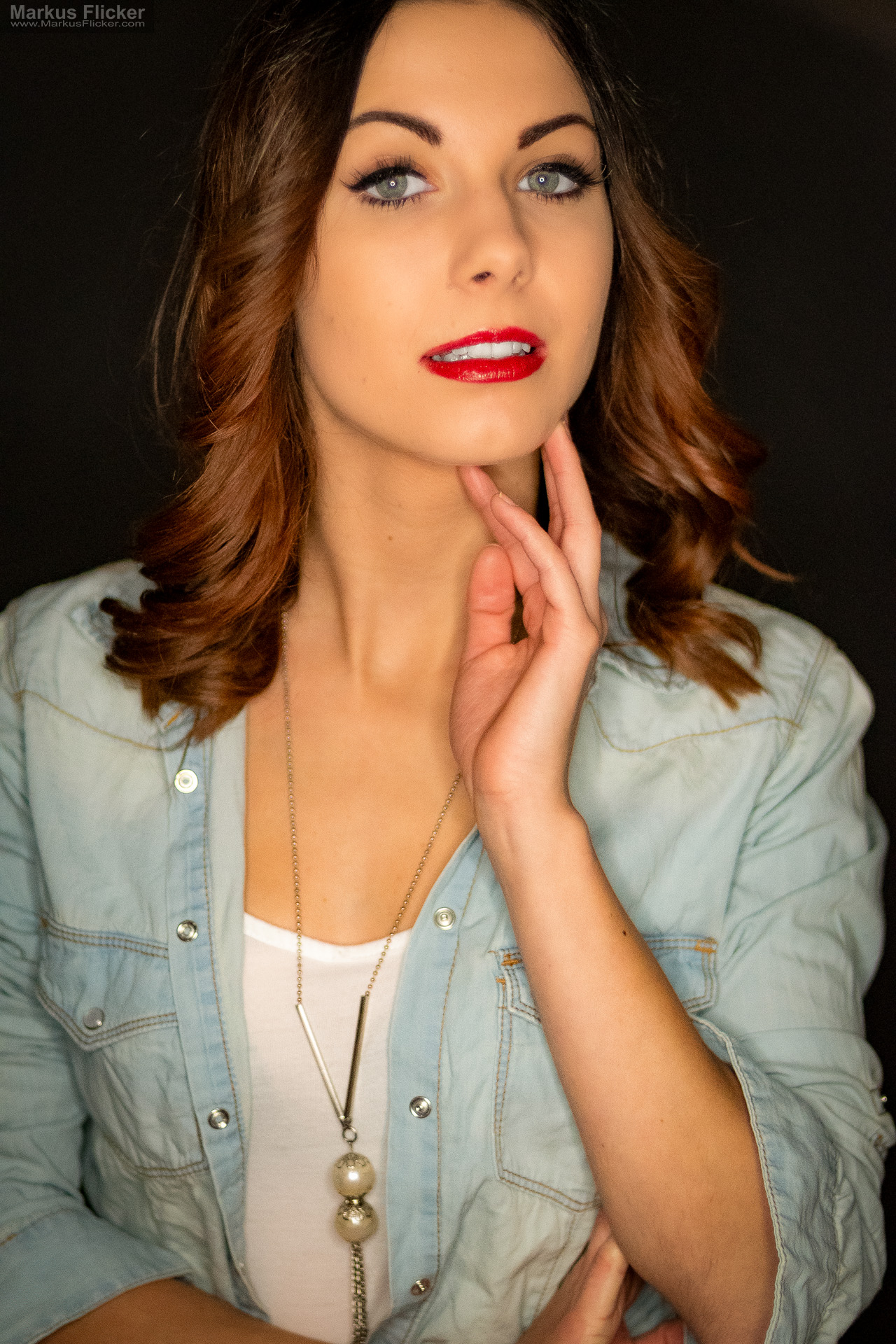 Beauty Portrait Fotoshooting im Studio: Jeansjacke, roter Lippenstift und ausdrucksstarke Posen Beauty Portrait Fotoshooting im Studio: Jeansjacke, roter Lippenstift und ausdrucksstarke Posen