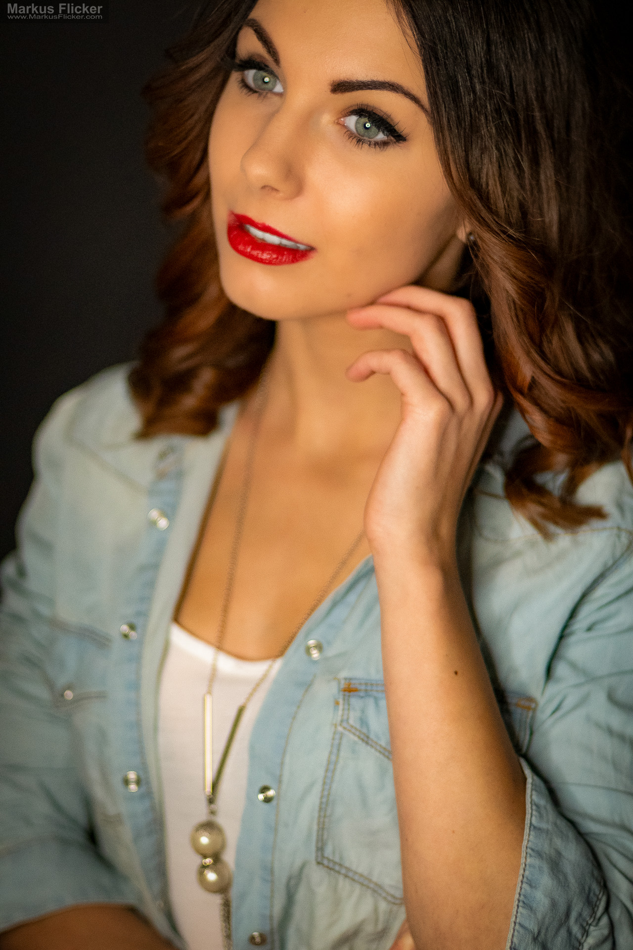 Beauty Portrait Fotoshooting im Studio: Jeansjacke, roter Lippenstift und ausdrucksstarke Posen Beauty Portrait Fotoshooting im Studio: Jeansjacke, roter Lippenstift und ausdrucksstarke Posen