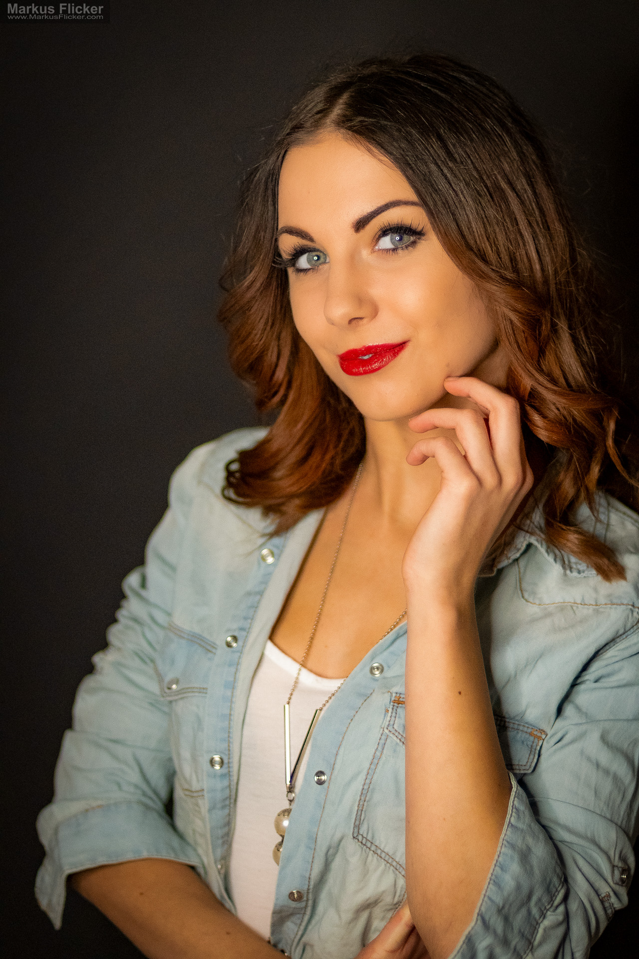 Beauty Portrait Fotoshooting im Studio: Jeansjacke, roter Lippenstift und ausdrucksstarke Posen Beauty Portrait Fotoshooting im Studio: Jeansjacke, roter Lippenstift und ausdrucksstarke Posen