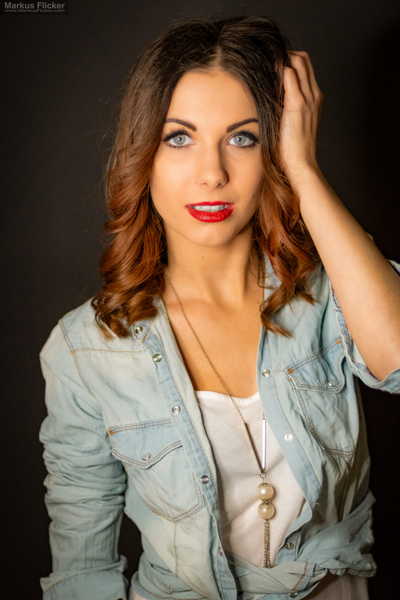 Beauty Portrait Fotoshooting im Studio: Jeansjacke, roter Lippenstift und ausdrucksstarke Posen Beauty Portrait Fotoshooting im Studio: Jeansjacke, roter Lippenstift und ausdrucksstarke Posen