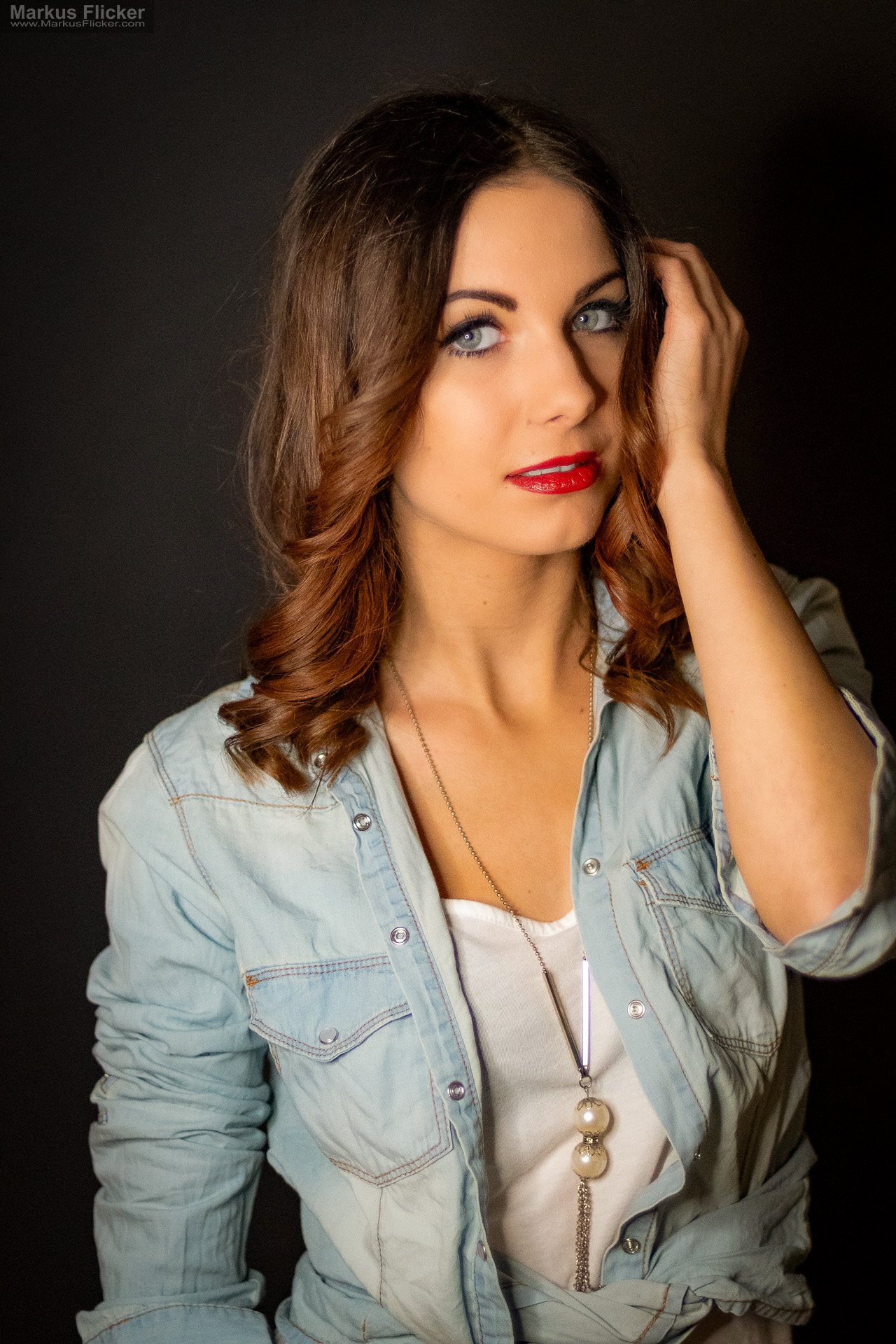 Beauty Portrait Fotoshooting im Studio: Jeansjacke, roter Lippenstift und ausdrucksstarke Posen Beauty Portrait Fotoshooting im Studio: Jeansjacke, roter Lippenstift und ausdrucksstarke Posen