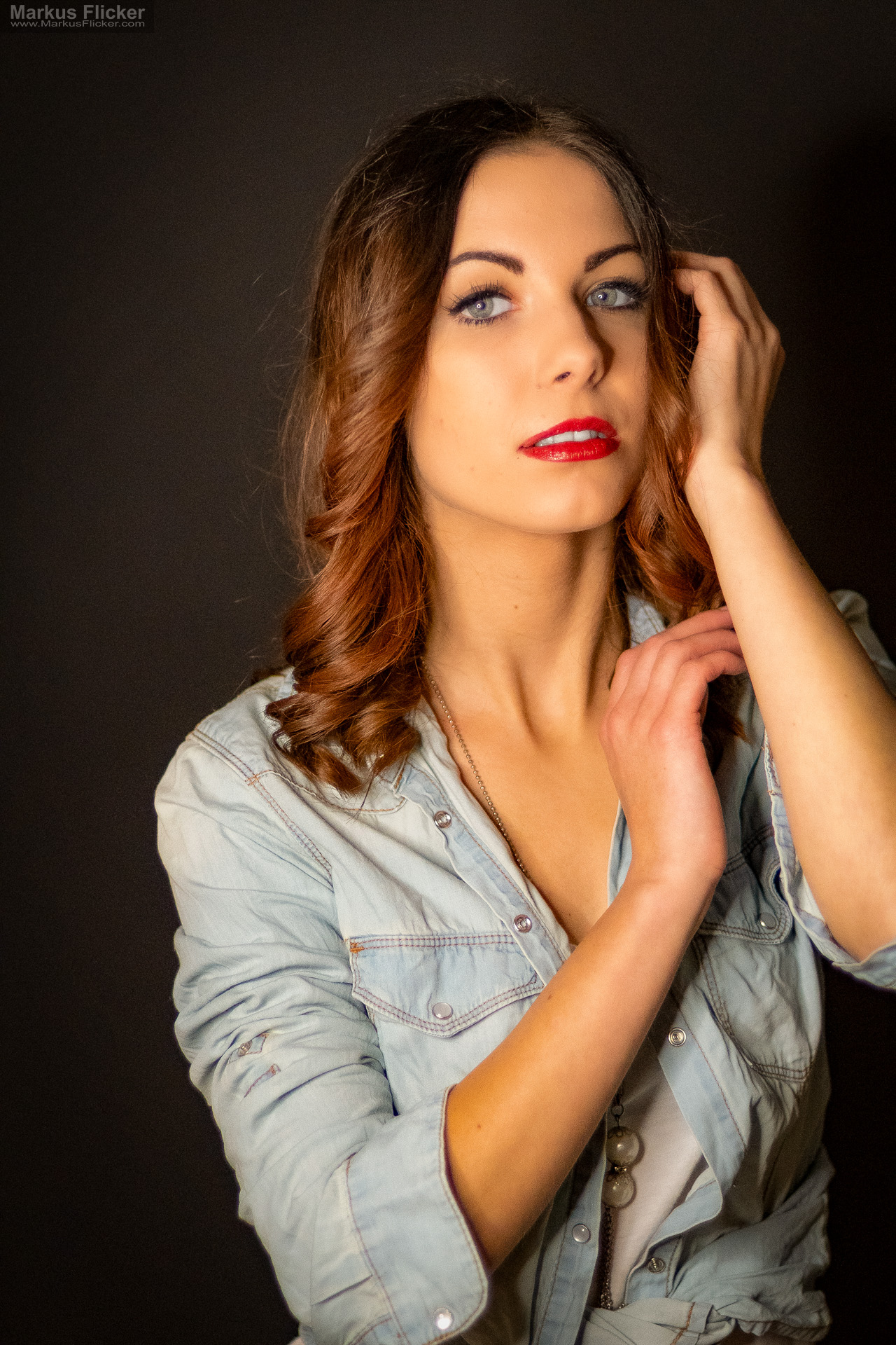 Beauty Portrait Fotoshooting im Studio: Jeansjacke, roter Lippenstift und ausdrucksstarke Posen Beauty Portrait Fotoshooting im Studio: Jeansjacke, roter Lippenstift und ausdrucksstarke Posen