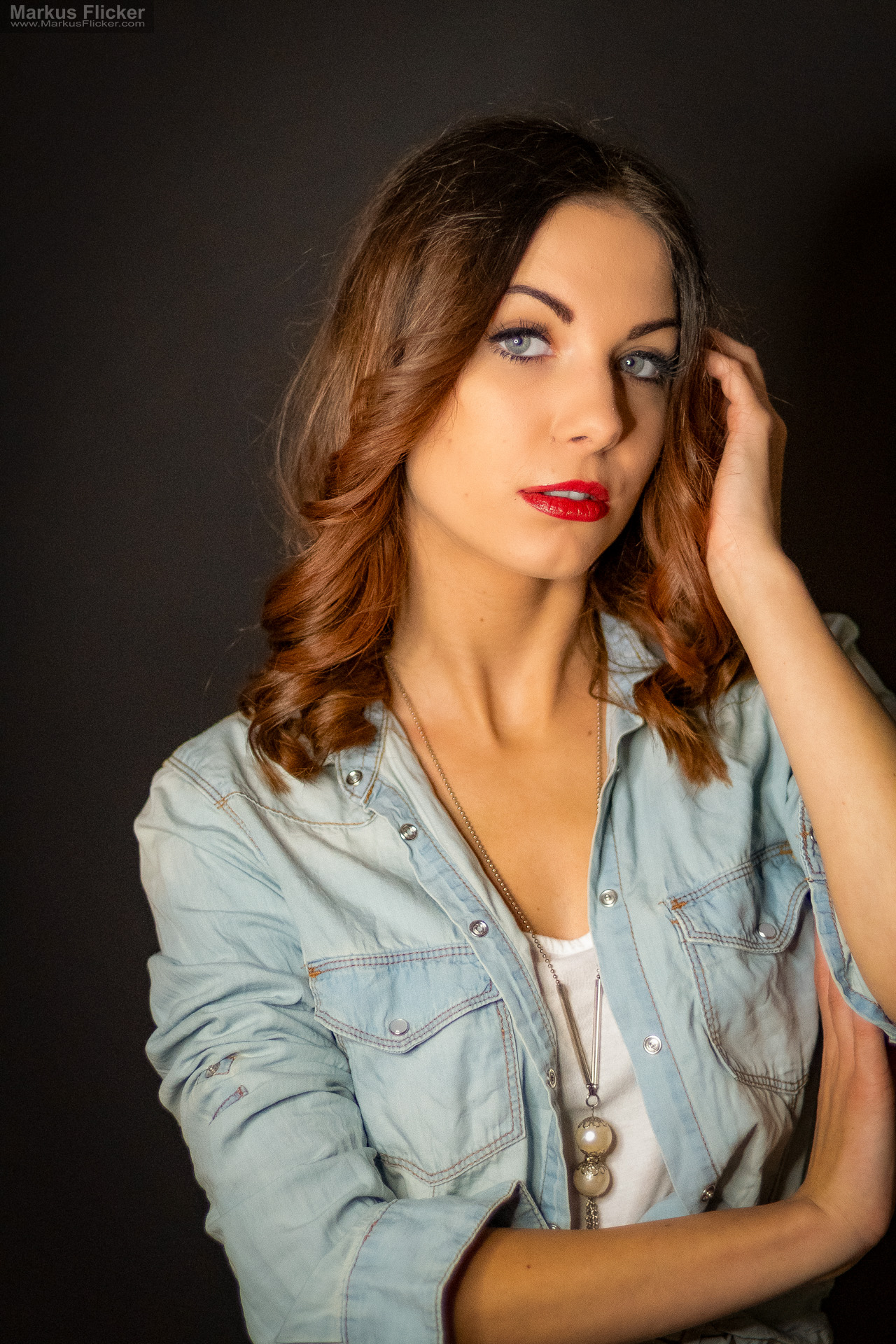 Beauty Portrait Fotoshooting im Studio: Jeansjacke, roter Lippenstift und ausdrucksstarke Posen Beauty Portrait Fotoshooting im Studio: Jeansjacke, roter Lippenstift und ausdrucksstarke Posen