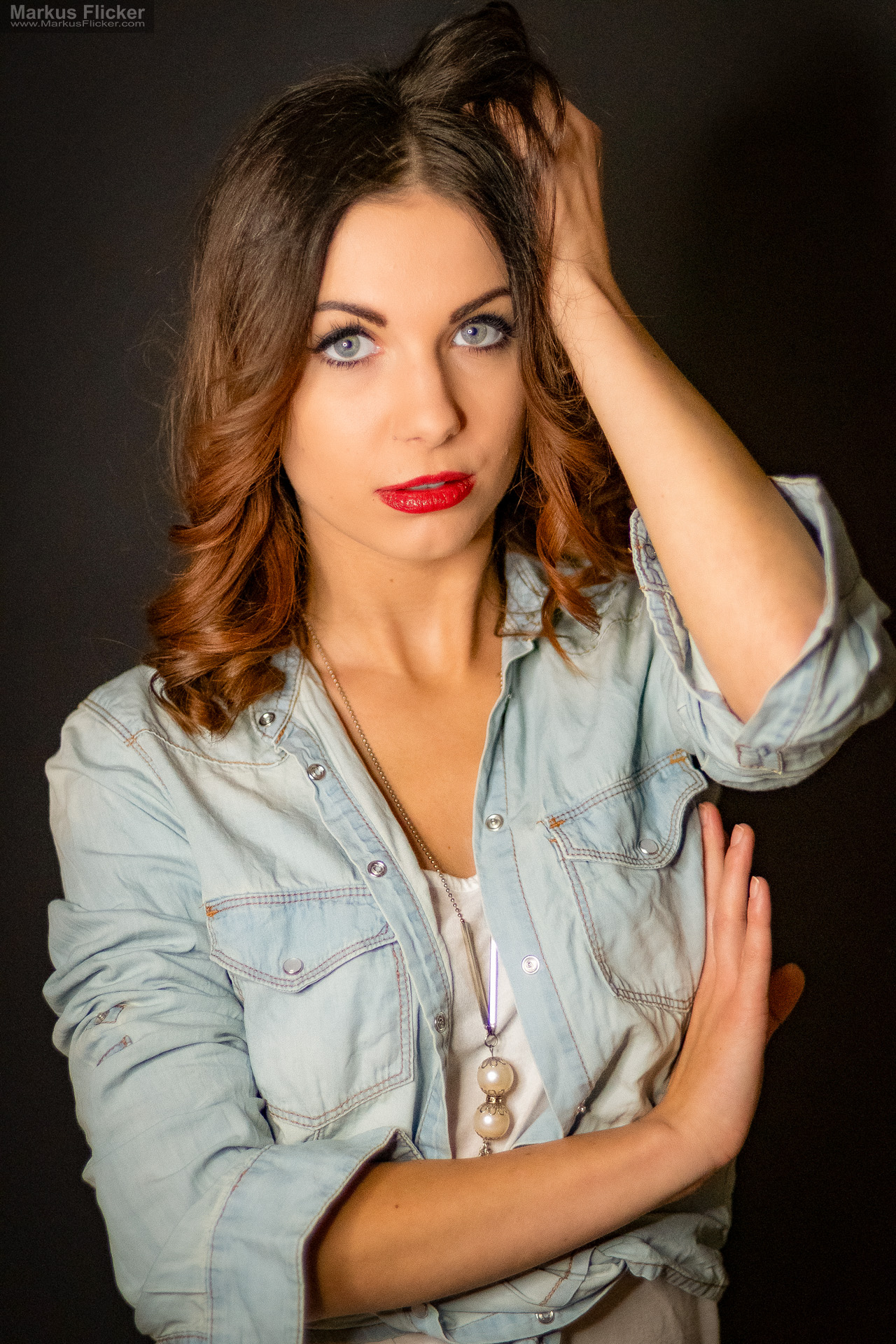 Beauty Portrait Fotoshooting im Studio: Jeansjacke, roter Lippenstift und ausdrucksstarke Posen Beauty Portrait Fotoshooting im Studio: Jeansjacke, roter Lippenstift und ausdrucksstarke Posen