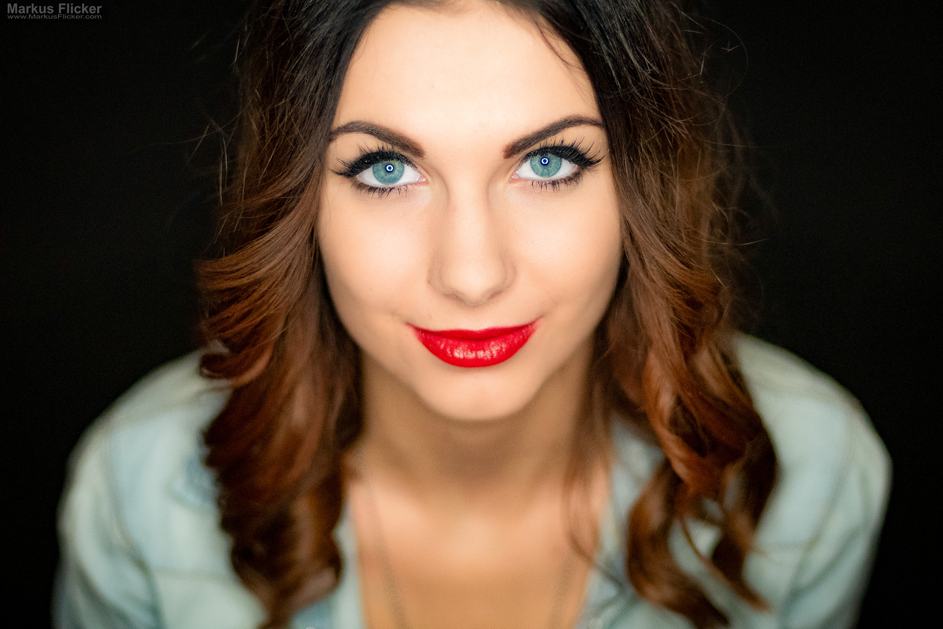 Beauty Portrait Fotoshooting im Studio: Jeansjacke, roter Lippenstift und ausdrucksstarke Posen Beauty Portrait Fotoshooting im Studio: Jeansjacke, roter Lippenstift und ausdrucksstarke Posen
