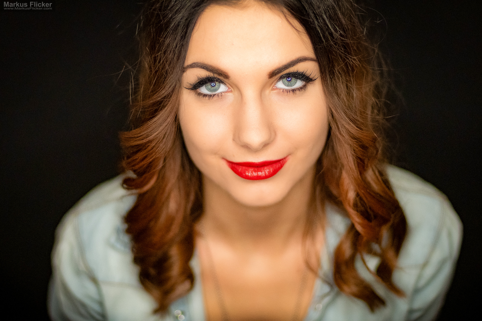 Beauty Portrait Fotoshooting im Studio: Jeansjacke, roter Lippenstift und ausdrucksstarke Posen Beauty Portrait Fotoshooting im Studio: Jeansjacke, roter Lippenstift und ausdrucksstarke Posen