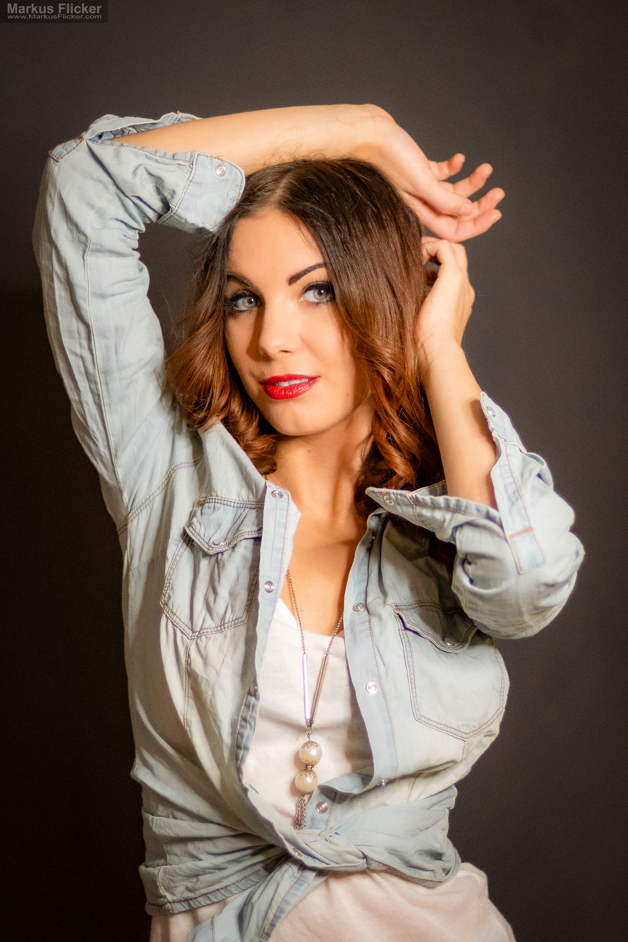 Beauty Portrait Fotoshooting im Studio: Jeansjacke, roter Lippenstift und ausdrucksstarke Posen Beauty Portrait Fotoshooting im Studio: Jeansjacke, roter Lippenstift und ausdrucksstarke Posen