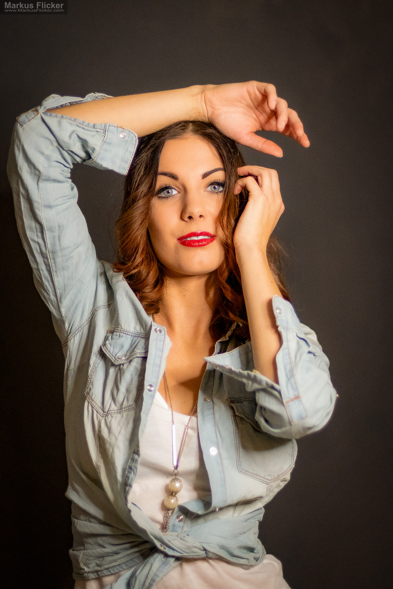 Beauty Portrait Fotoshooting im Studio: Jeansjacke, roter Lippenstift und ausdrucksstarke Posen Beauty Portrait Fotoshooting im Studio: Jeansjacke, roter Lippenstift und ausdrucksstarke Posen