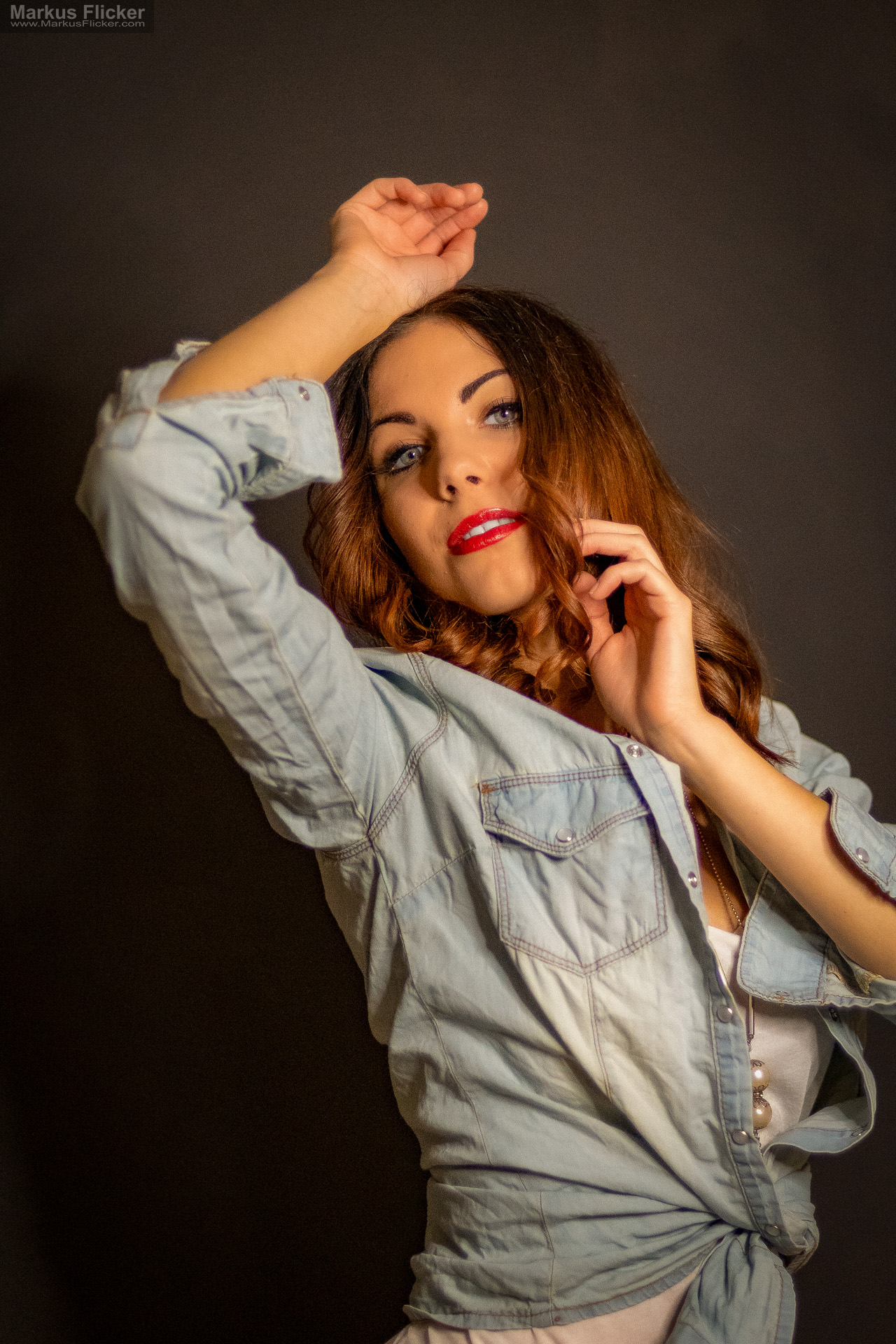 Beauty Portrait Fotoshooting im Studio: Jeansjacke, roter Lippenstift und ausdrucksstarke Posen Beauty Portrait Fotoshooting im Studio: Jeansjacke, roter Lippenstift und ausdrucksstarke Posen