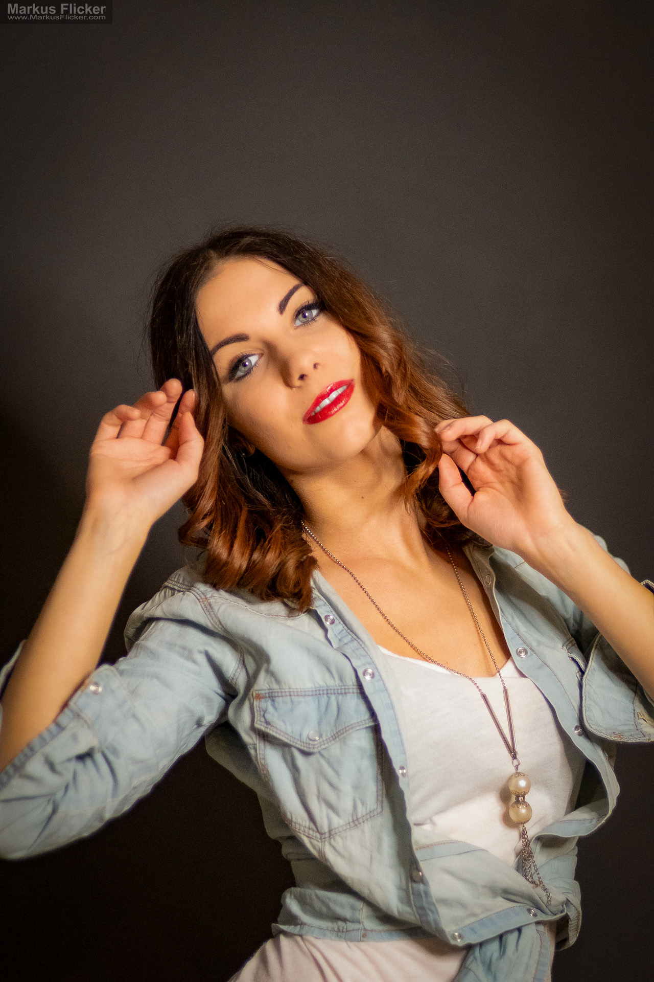Beauty Portrait Fotoshooting im Studio: Jeansjacke, roter Lippenstift und ausdrucksstarke Posen Beauty Portrait Fotoshooting im Studio: Jeansjacke, roter Lippenstift und ausdrucksstarke Posen