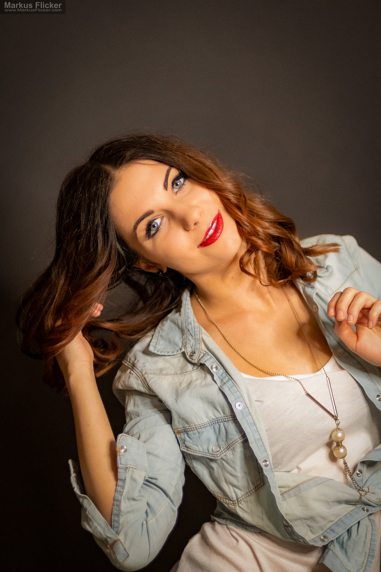 Beauty Portrait Fotoshooting im Studio: Jeansjacke, roter Lippenstift und ausdrucksstarke Posen Beauty Portrait Fotoshooting im Studio: Jeansjacke, roter Lippenstift und ausdrucksstarke Posen