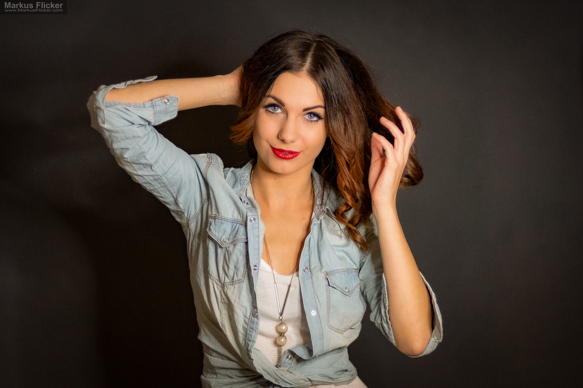 Beauty Portrait Fotoshooting im Studio: Jeansjacke, roter Lippenstift und ausdrucksstarke Posen Beauty Portrait Fotoshooting im Studio: Jeansjacke, roter Lippenstift und ausdrucksstarke Posen