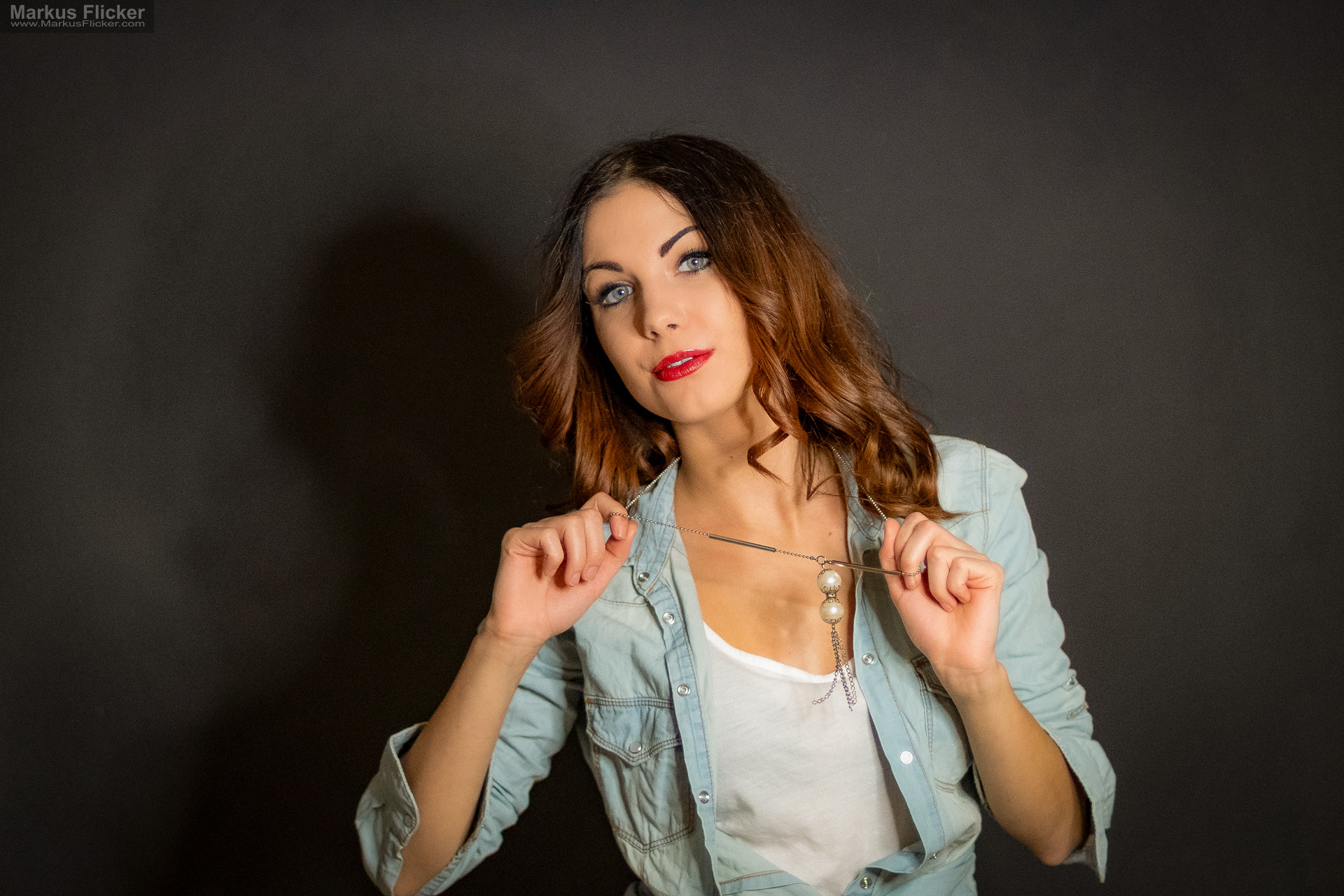 Beauty Portrait Fotoshooting im Studio: Jeansjacke, roter Lippenstift und ausdrucksstarke Posen Beauty Portrait Fotoshooting im Studio: Jeansjacke, roter Lippenstift und ausdrucksstarke Posen