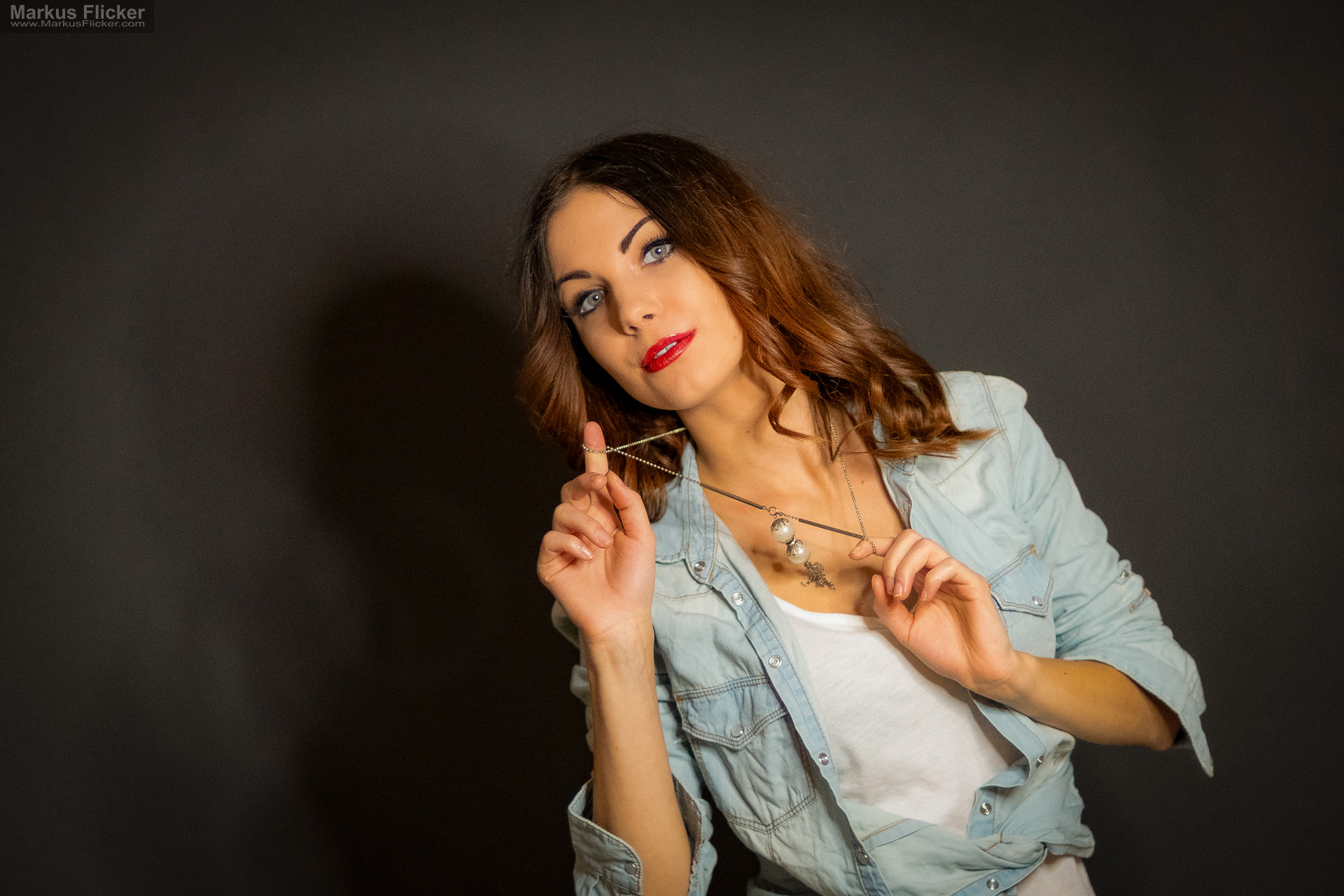 Beauty Portrait Fotoshooting im Studio: Jeansjacke, roter Lippenstift und ausdrucksstarke Posen Beauty Portrait Fotoshooting im Studio: Jeansjacke, roter Lippenstift und ausdrucksstarke Posen