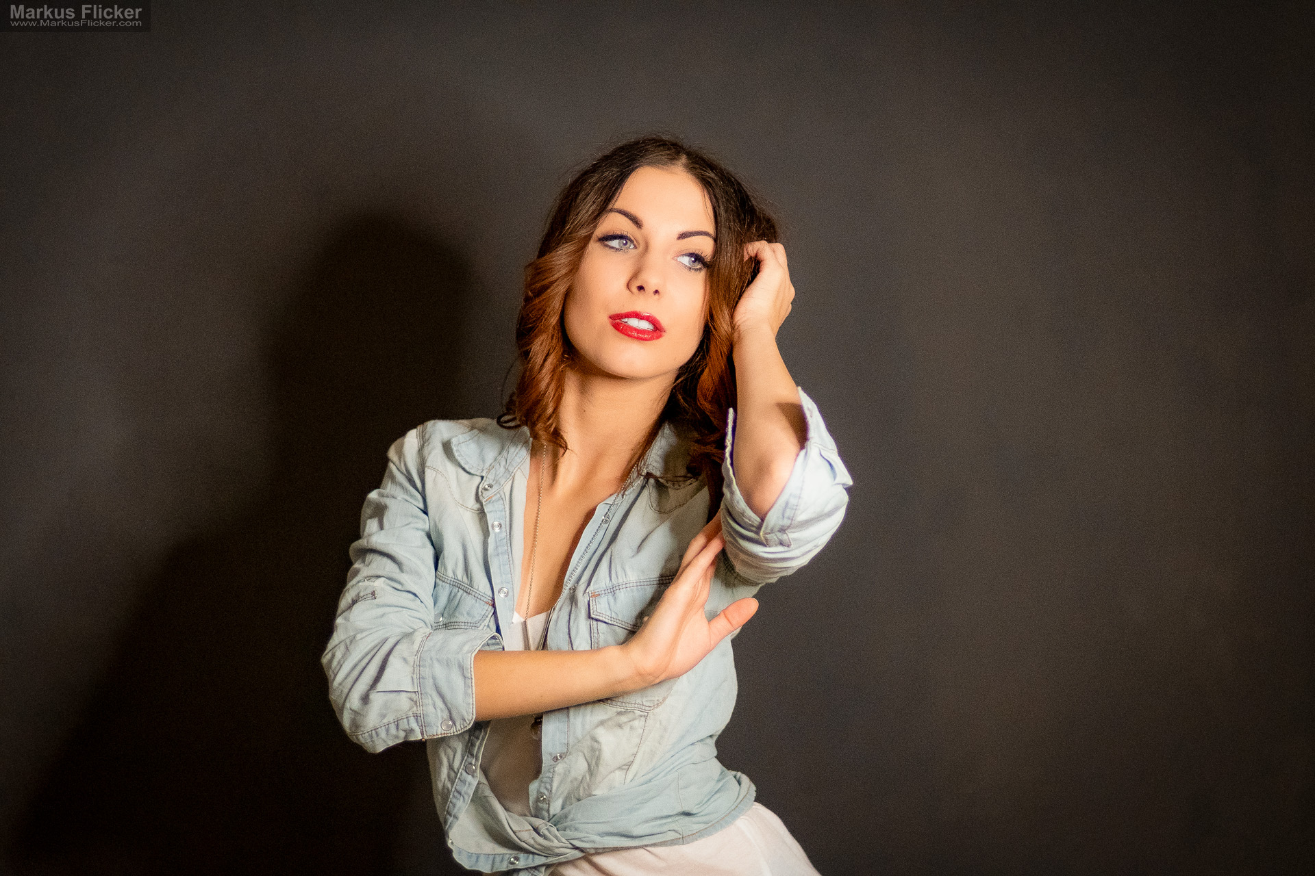 Beauty Portrait Fotoshooting im Studio: Jeansjacke, roter Lippenstift und ausdrucksstarke Posen Beauty Portrait Fotoshooting im Studio: Jeansjacke, roter Lippenstift und ausdrucksstarke Posen