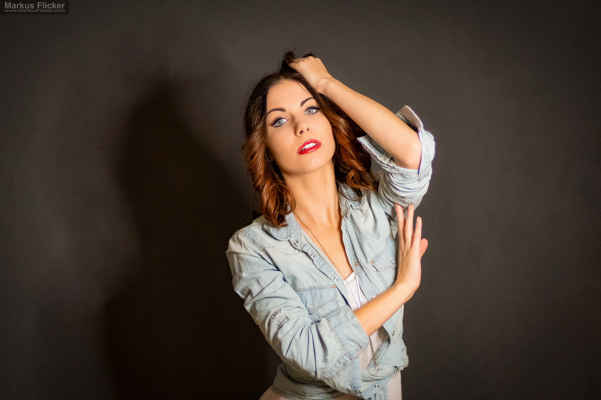 Beauty Portrait Fotoshooting im Studio: Jeansjacke, roter Lippenstift und ausdrucksstarke Posen Beauty Portrait Fotoshooting im Studio: Jeansjacke, roter Lippenstift und ausdrucksstarke Posen