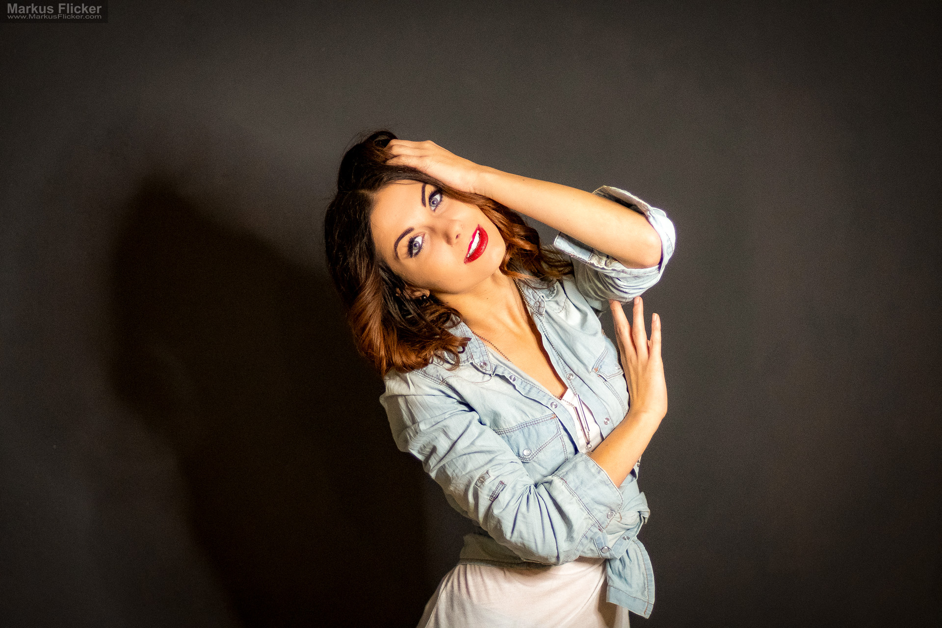 Beauty Portrait Fotoshooting im Studio: Jeansjacke, roter Lippenstift und ausdrucksstarke Posen Beauty Portrait Fotoshooting im Studio: Jeansjacke, roter Lippenstift und ausdrucksstarke Posen