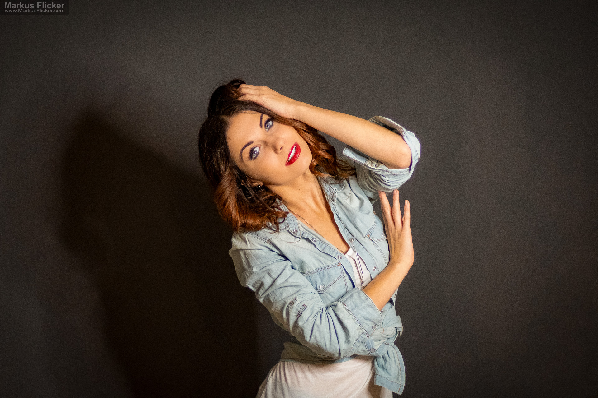 Beauty Portrait Fotoshooting im Studio: Jeansjacke, roter Lippenstift und ausdrucksstarke Posen Beauty Portrait Fotoshooting im Studio: Jeansjacke, roter Lippenstift und ausdrucksstarke Posen
