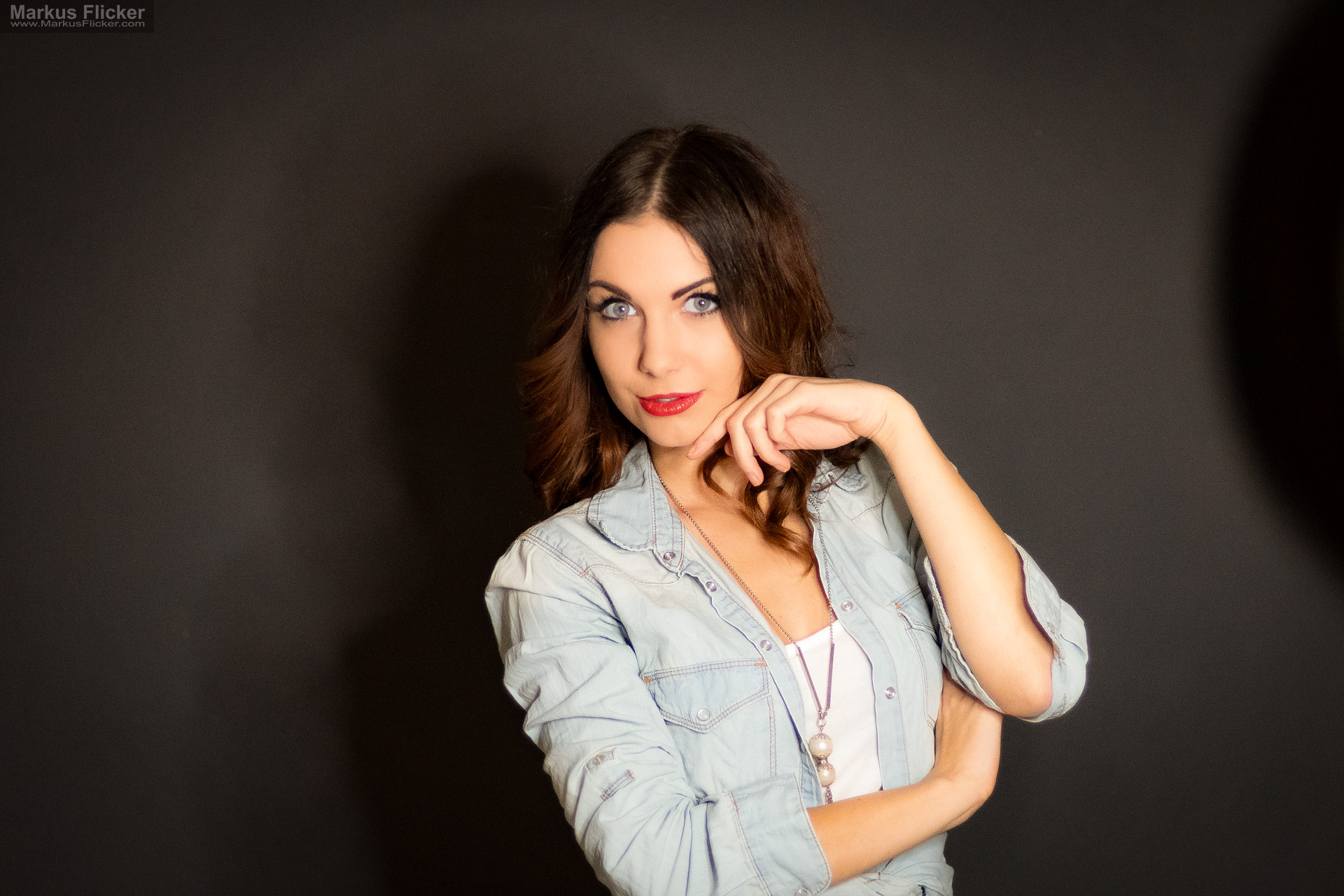 Beauty Portrait Fotoshooting im Studio: Jeansjacke, roter Lippenstift und ausdrucksstarke Posen Beauty Portrait Fotoshooting im Studio: Jeansjacke, roter Lippenstift und ausdrucksstarke Posen