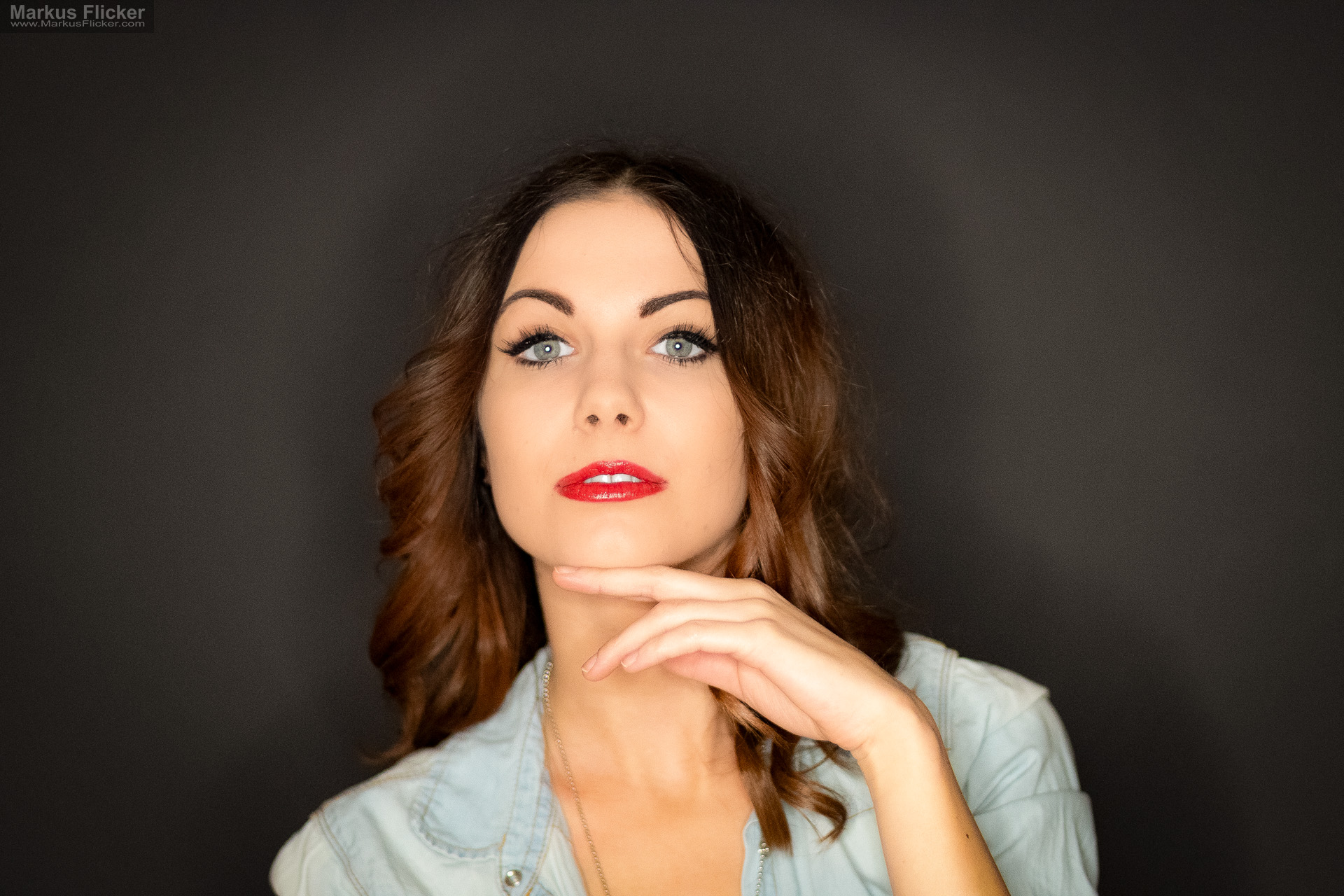 Beauty Portrait Fotoshooting im Studio: Jeansjacke, roter Lippenstift und ausdrucksstarke Posen Beauty Portrait Fotoshooting im Studio: Jeansjacke, roter Lippenstift und ausdrucksstarke Posen