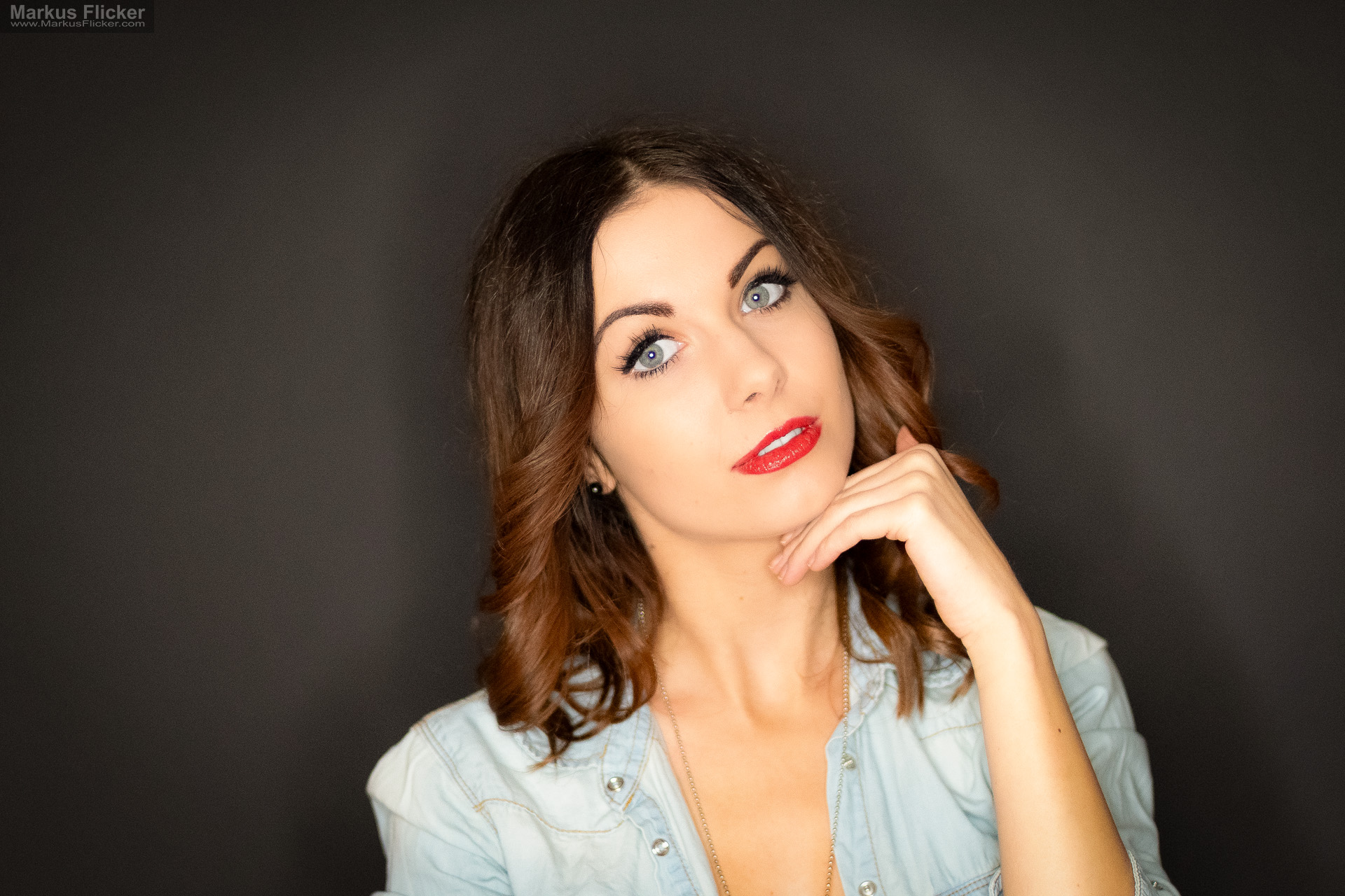 Beauty Portrait Fotoshooting im Studio: Jeansjacke, roter Lippenstift und ausdrucksstarke Posen Beauty Portrait Fotoshooting im Studio: Jeansjacke, roter Lippenstift und ausdrucksstarke Posen