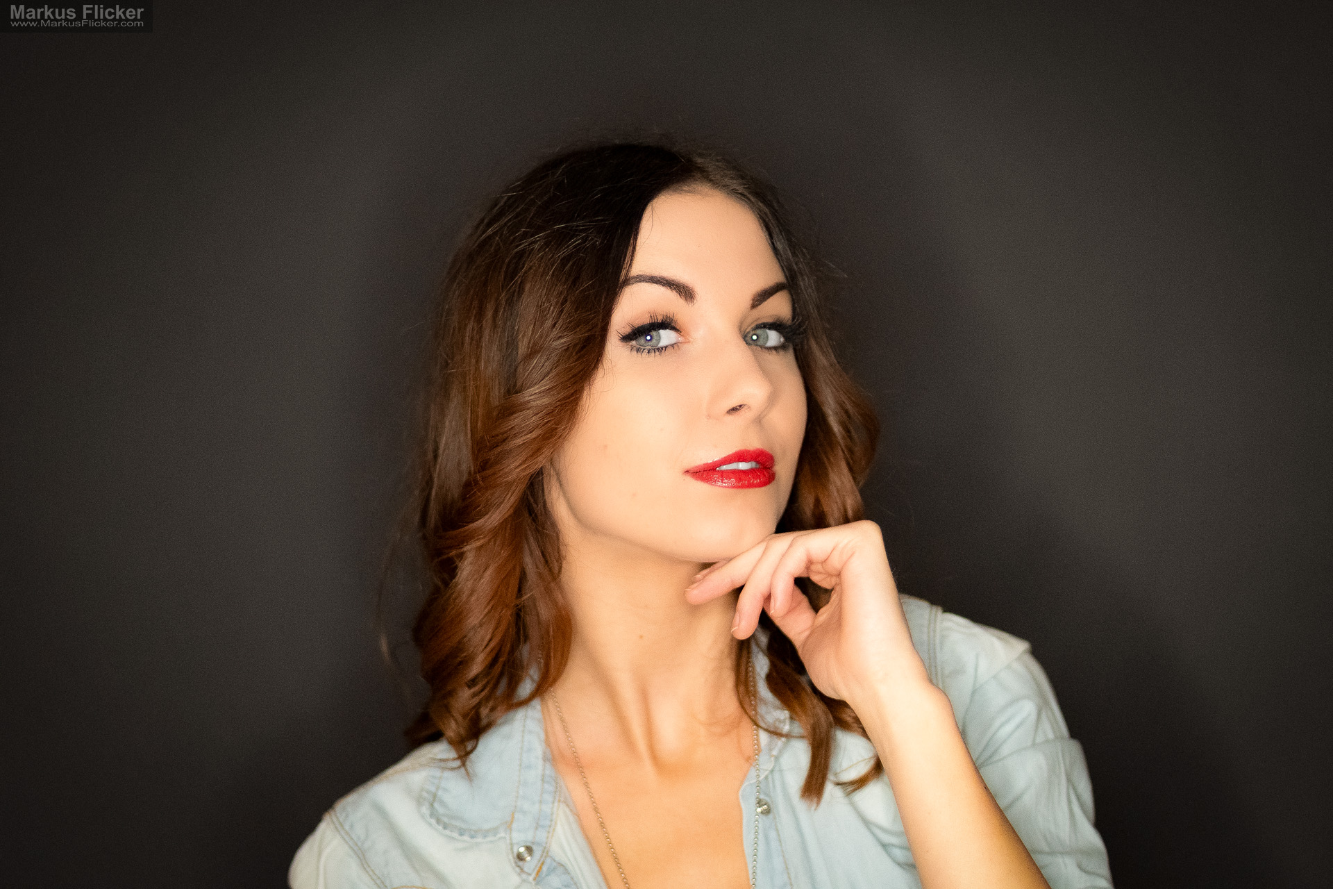 Beauty Portrait Fotoshooting im Studio: Jeansjacke, roter Lippenstift und ausdrucksstarke Posen Beauty Portrait Fotoshooting im Studio: Jeansjacke, roter Lippenstift und ausdrucksstarke Posen