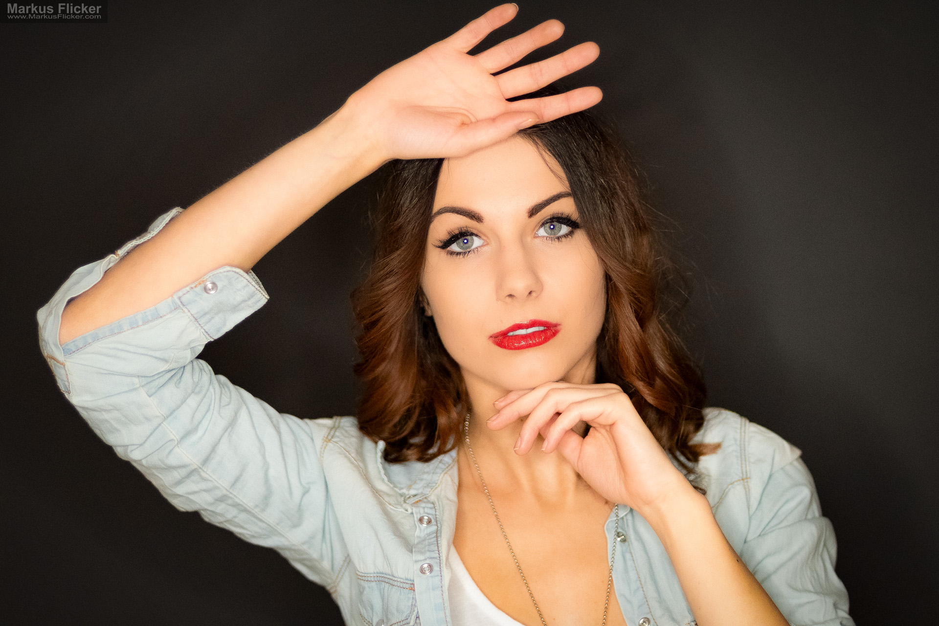 Beauty Portrait Fotoshooting im Studio: Jeansjacke, roter Lippenstift und ausdrucksstarke Posen Beauty Portrait Fotoshooting im Studio: Jeansjacke, roter Lippenstift und ausdrucksstarke Posen