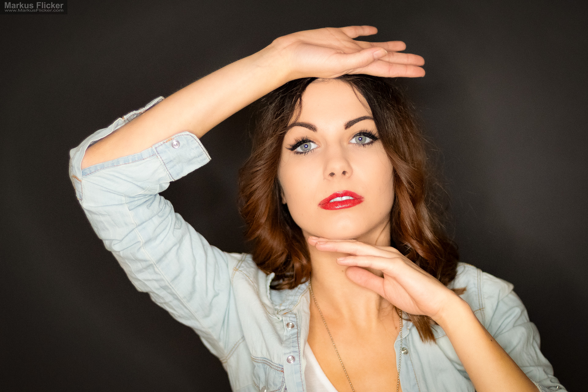 Beauty Portrait Fotoshooting im Studio: Jeansjacke, roter Lippenstift und ausdrucksstarke Posen Beauty Portrait Fotoshooting im Studio: Jeansjacke, roter Lippenstift und ausdrucksstarke Posen